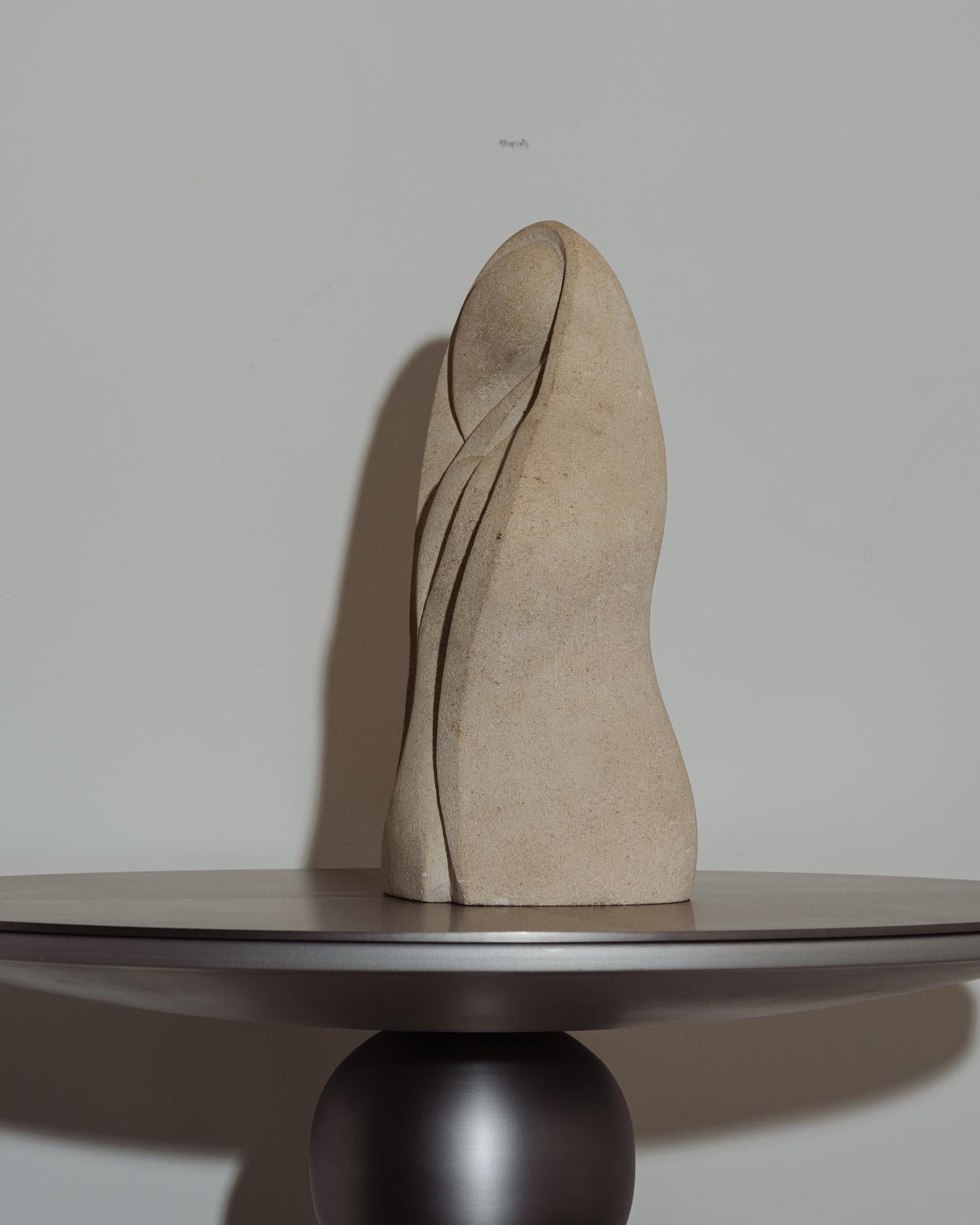 Travertine sculpture with an organic and abstract style, evoking soft, undulating natural forms. The interplay of curves and recesses creates a subtle play of light and shadow. Sculptural piece from the 1980s, signed and in excellent condition.