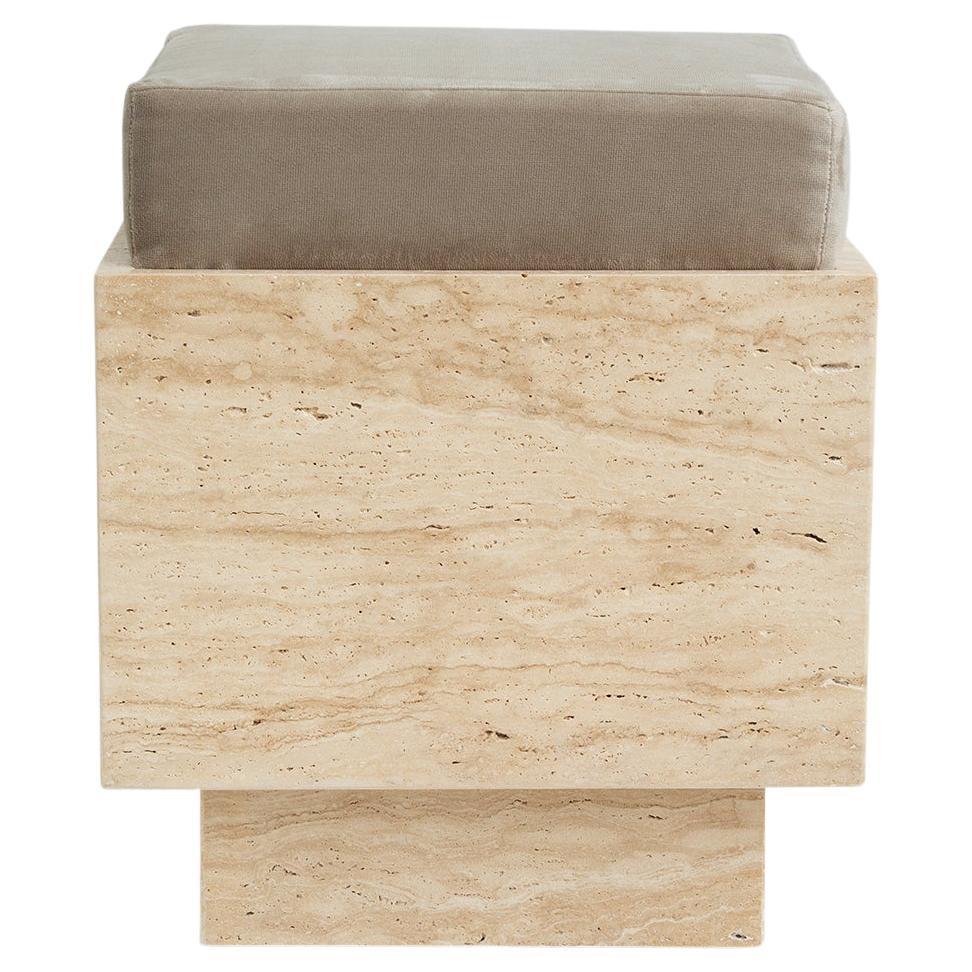 Sgabello cubo in travertino con cuscino in velluto