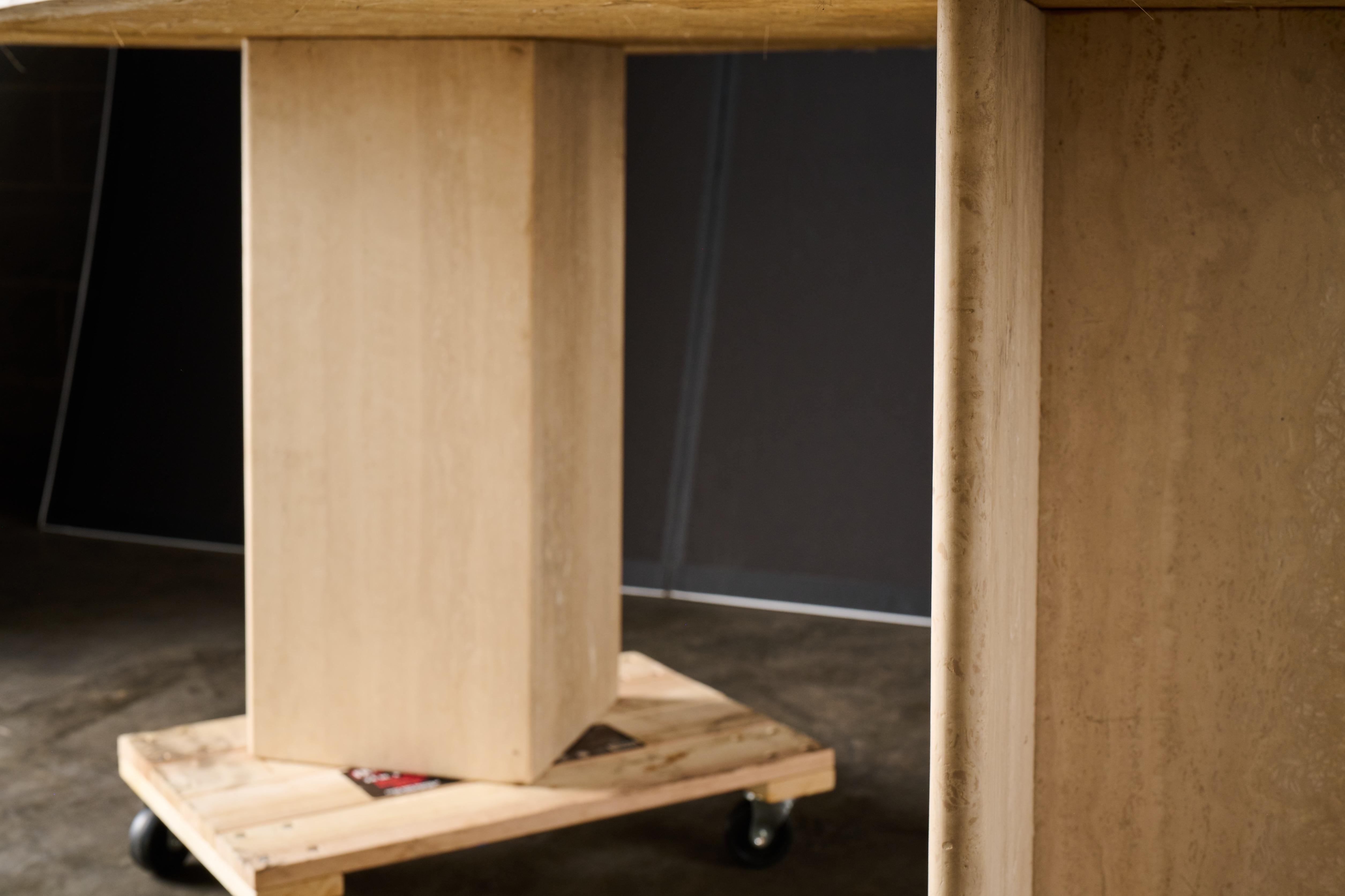 Travertin Table en travertin en vente