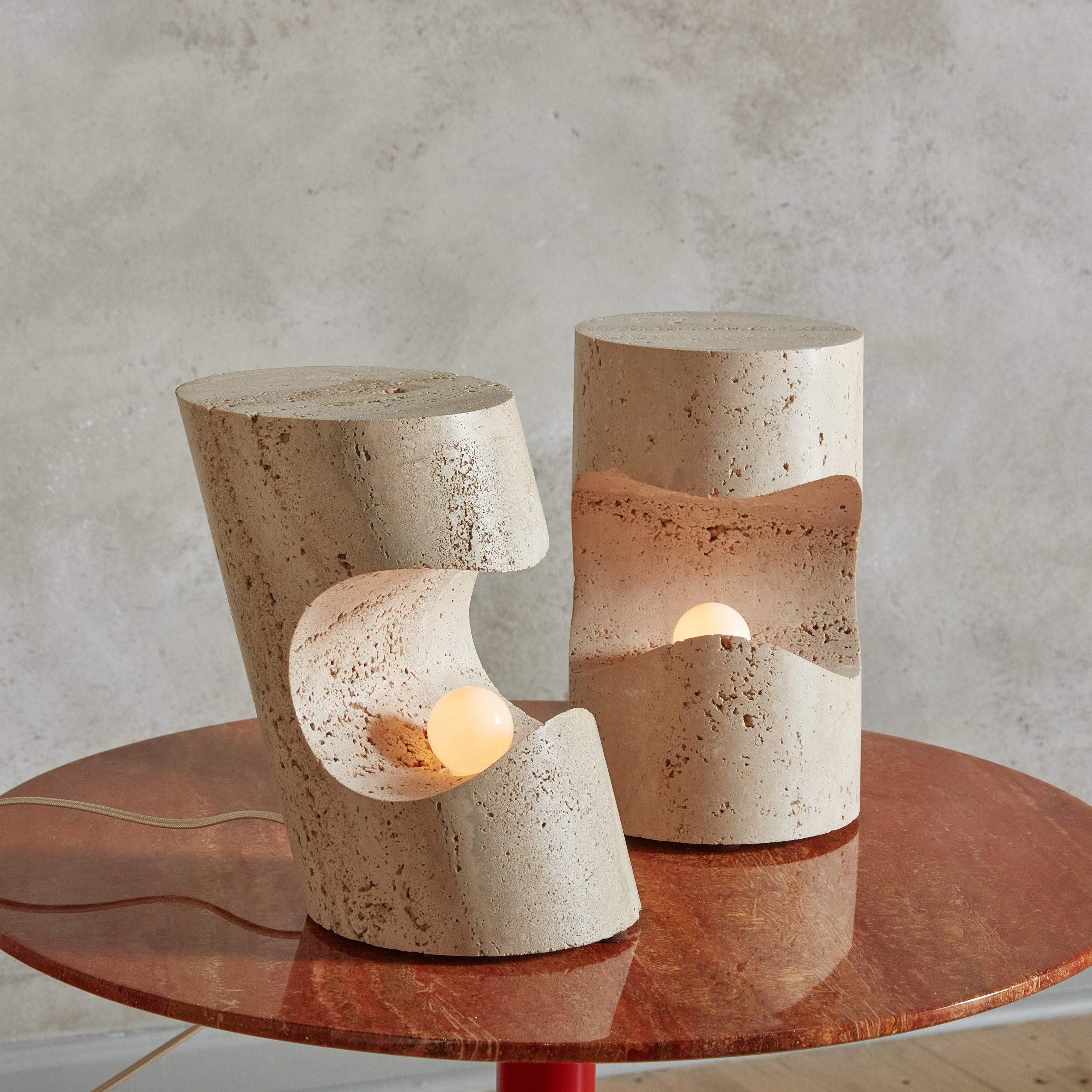 Lampe de table en travertin bien proportionnée, conçue par Giuliano Cesari pour Nucleo en 1971. Fabriquée à partir d'une seule pièce de travertin non rempli avec une finition poreuse, cette lampe présente une forme fluide et organique qui joue