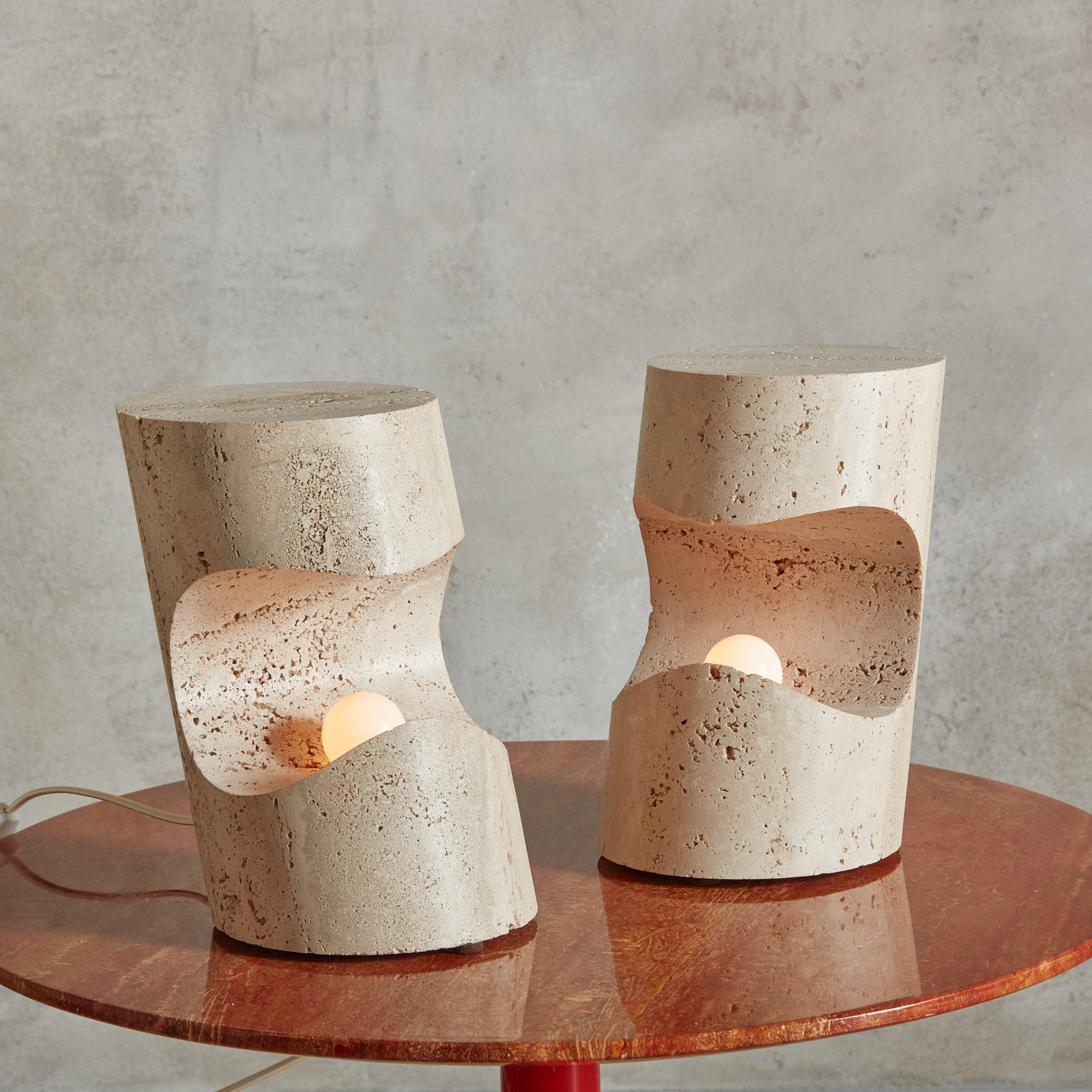 Moderne Lampe de table en travertin de Giuliano Cesari pour Nucleo, Italie 1971 en vente