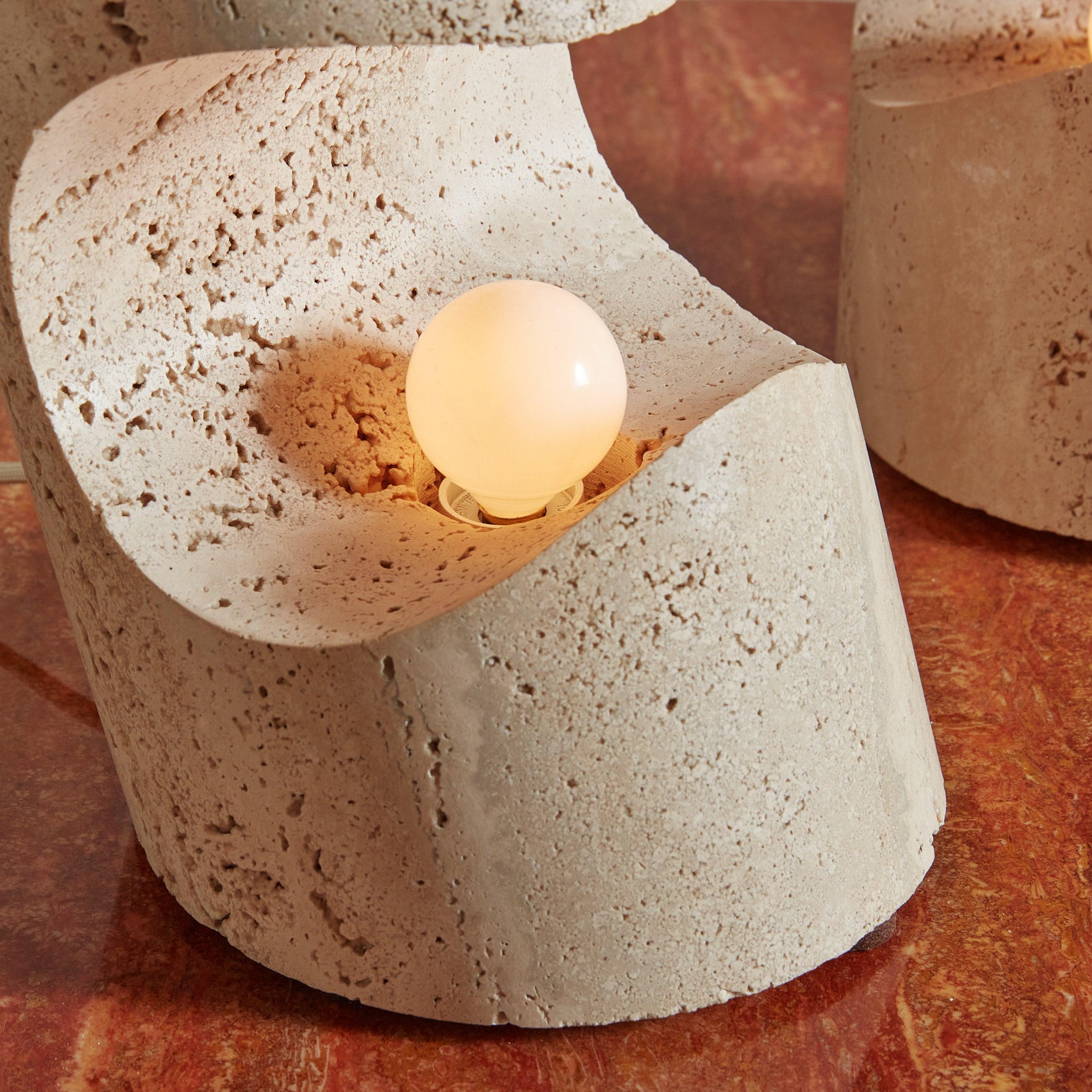 Lampe de table en travertin de Giuliano Cesari pour Nucleo, Italie 1971 en vente 1