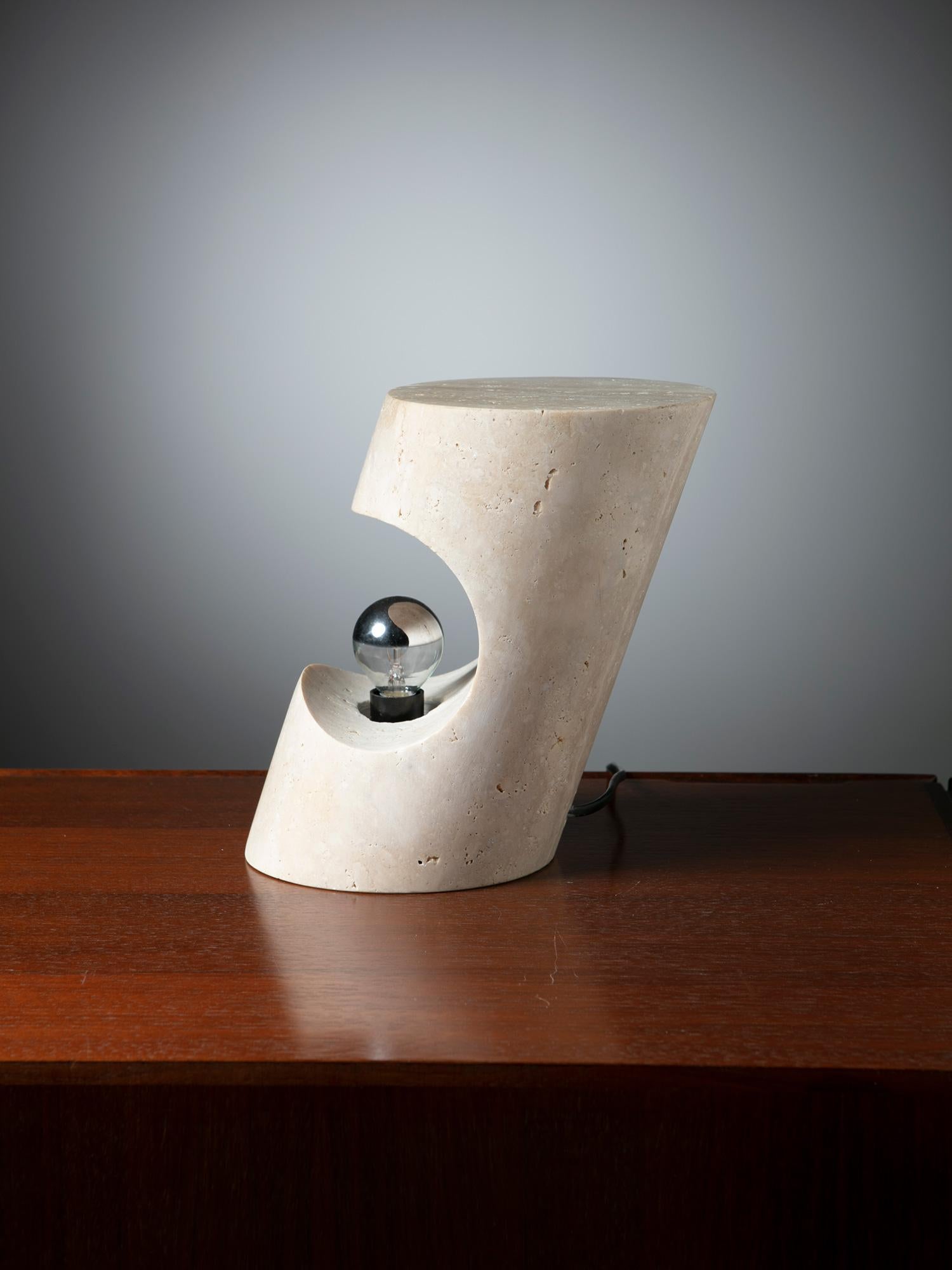 Sculptural lamp by Giuliano Cesari for Nucleo - Sormani.
Solid travertine block. Other pieces available from the same stone family (see picture 5).