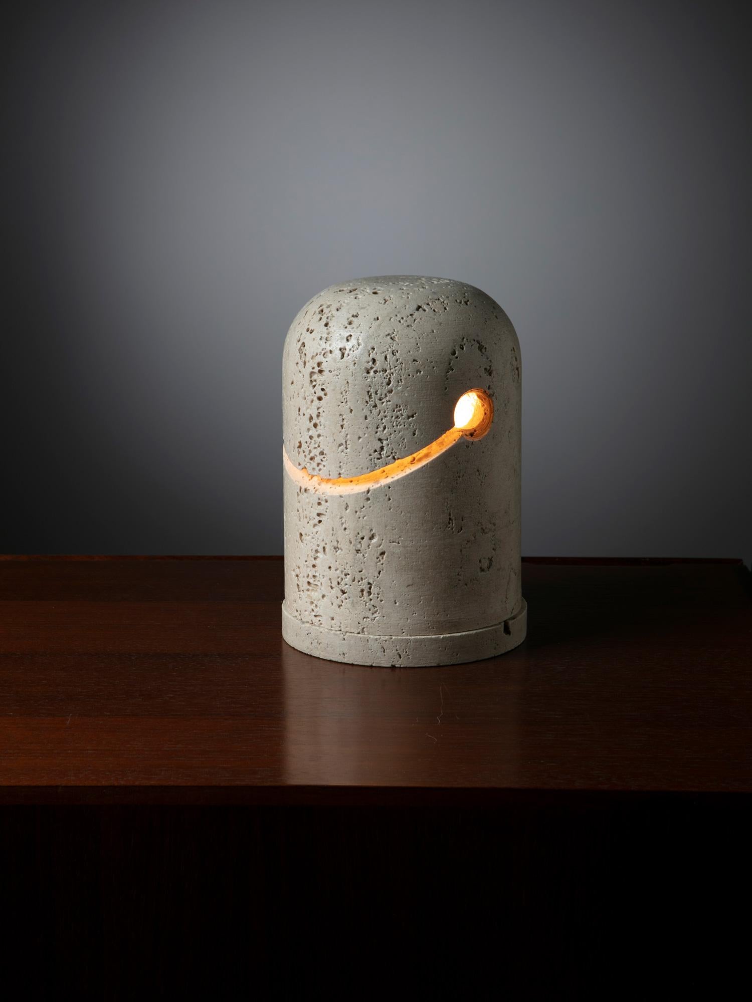 Travertine Sculptural Table Lamp by Giuliano Cesari for Sormani, Italy, 1970s In Good Condition For Sale In Milan, IT