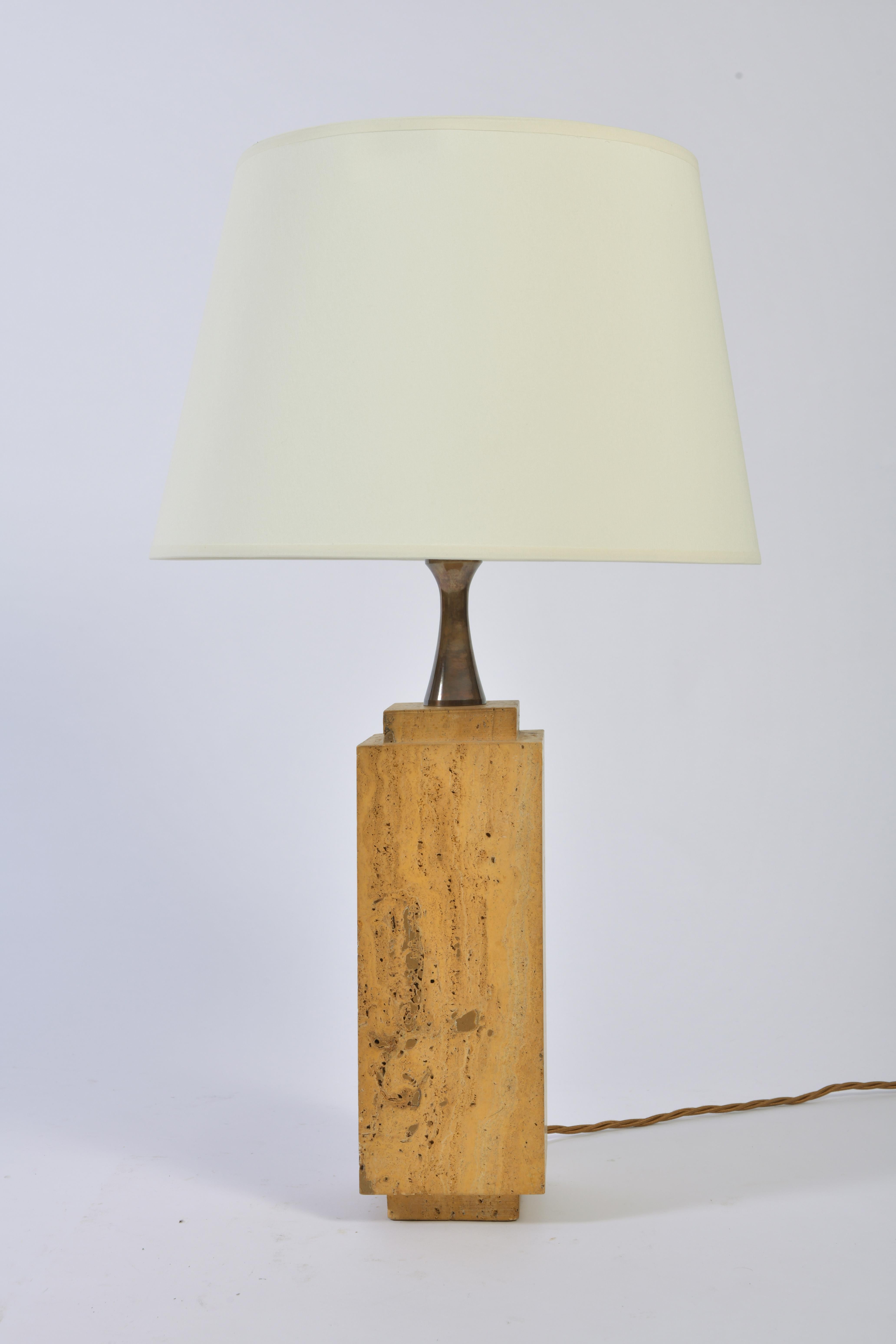 A yellow travertine square column table lamp, by Maison Barbier.
France, circa 1970.
 