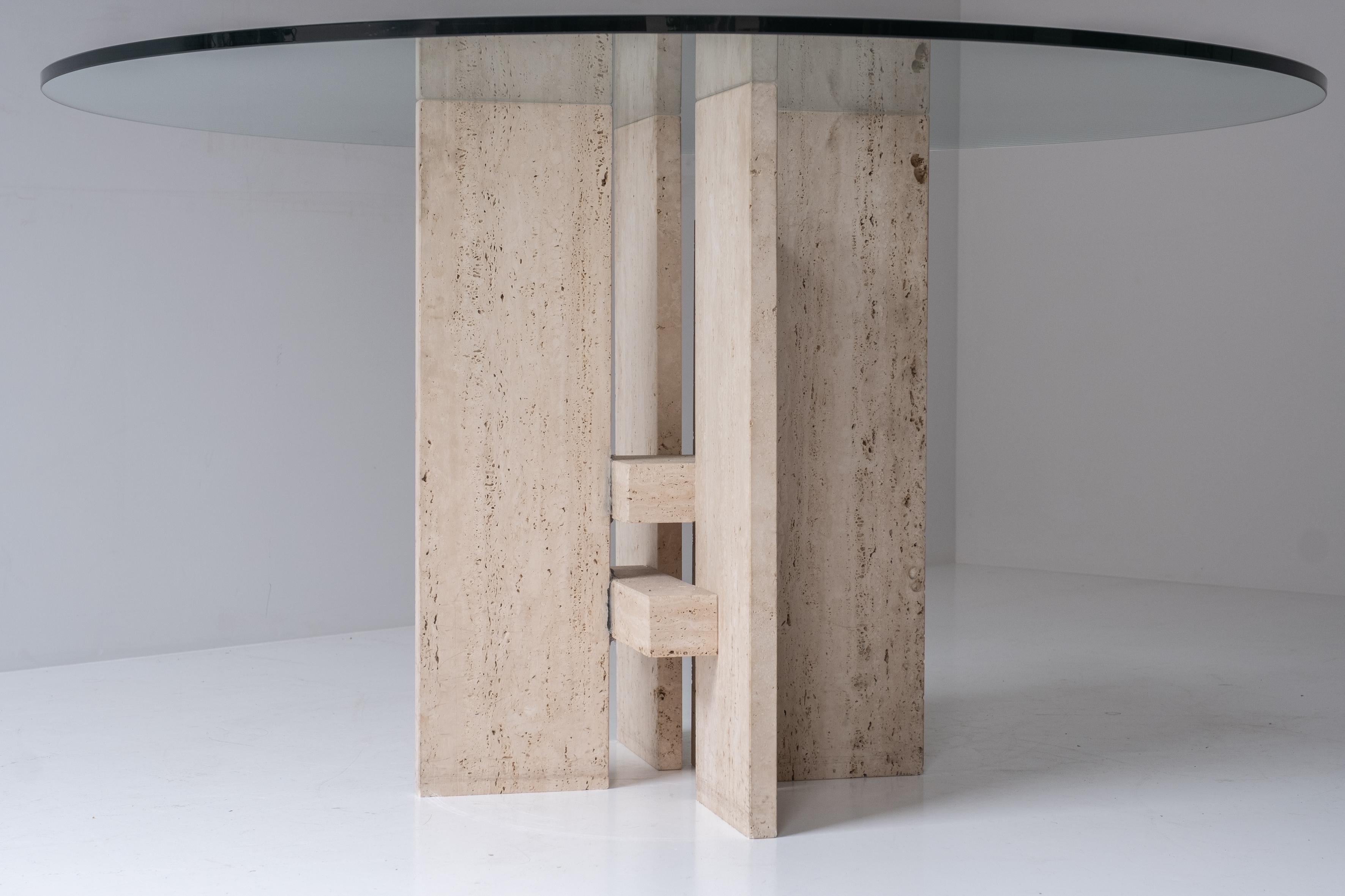 Table en travertin avec base sculpturale conçue et fabriquée dans les années 1970 en vente 3