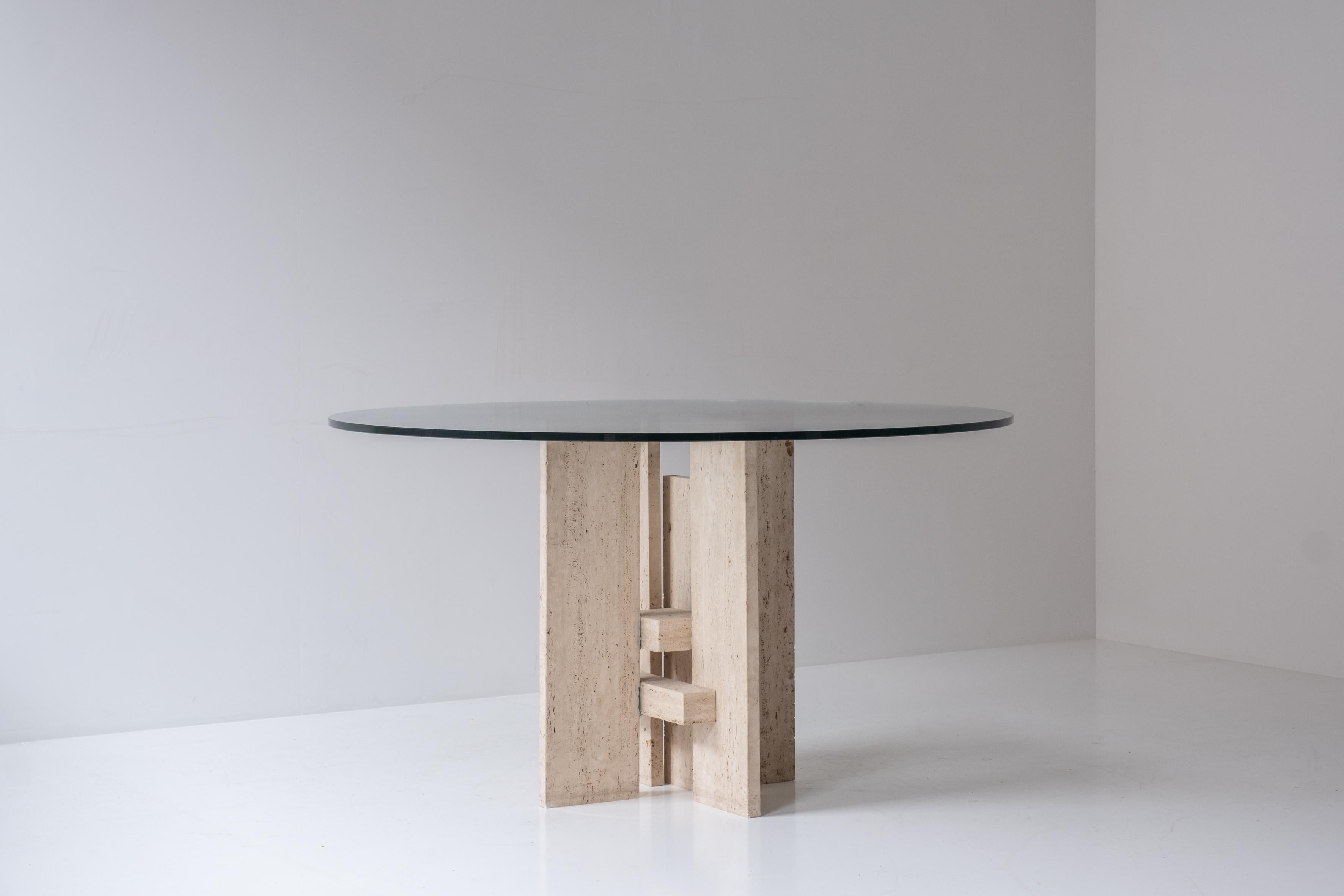 Tisch aus Travertin mit skulpturalem Sockel, entworfen und hergestellt in den 1970er Jahren. Dieser Tisch hat eine runde Glasplatte und ein wunderschönes skulpturales Untergestell. Eignet sich perfekt als Mittelstück. Sehr elegantes und charmantes