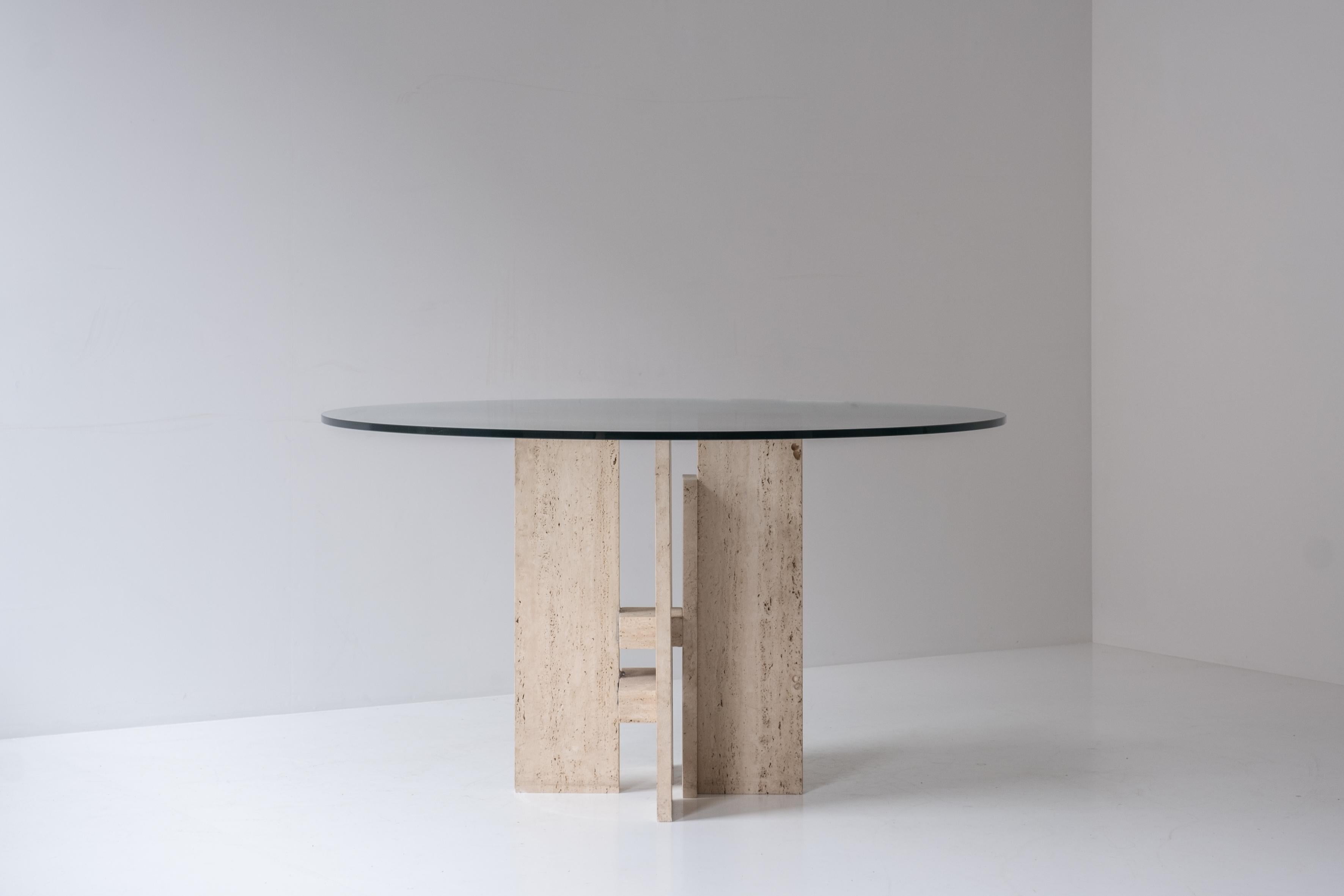 Mid-Century Modern Table en travertin avec base sculpturale conçue et fabriquée dans les années 1970 en vente