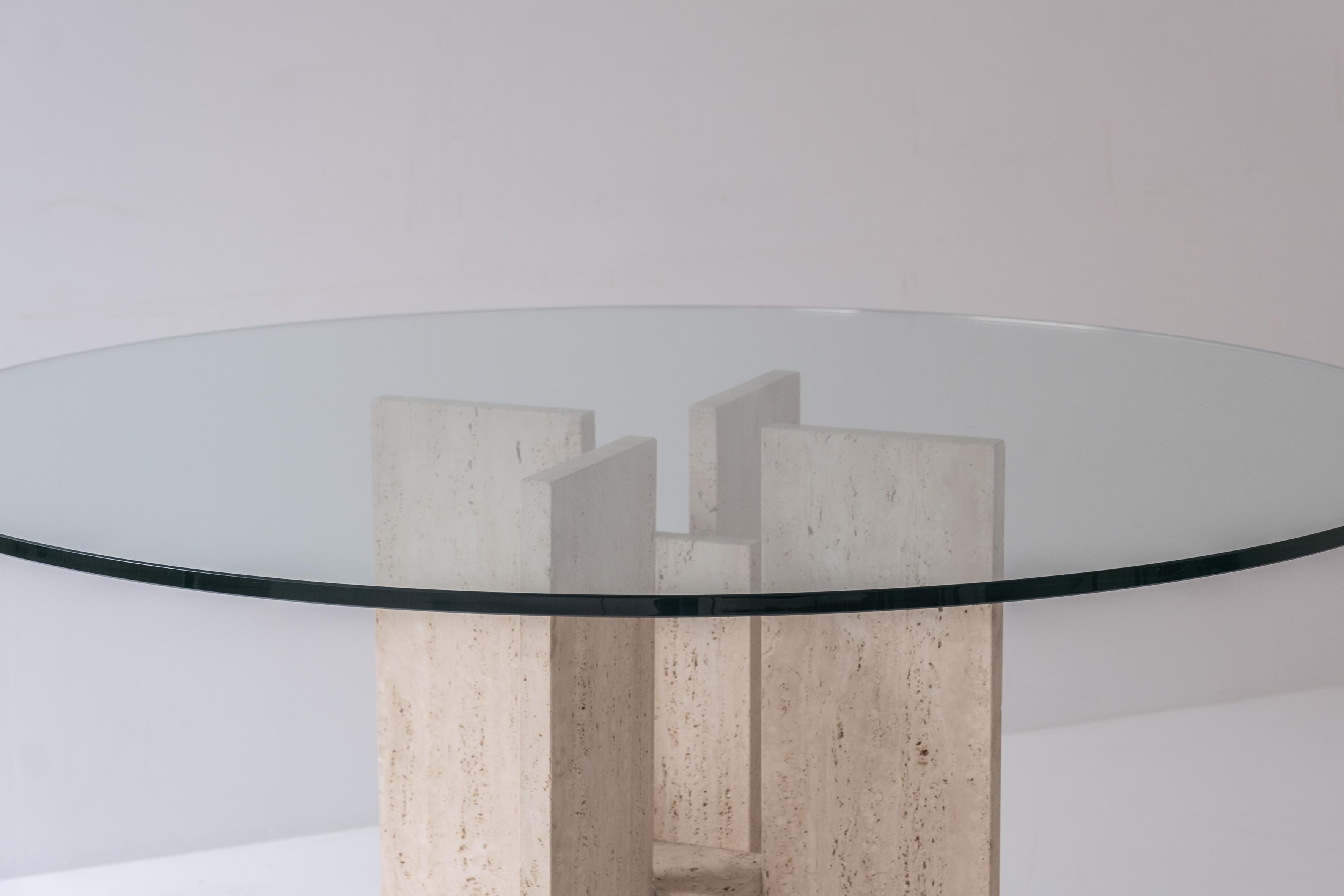 italien Table en travertin avec base sculpturale conçue et fabriquée dans les années 1970 en vente