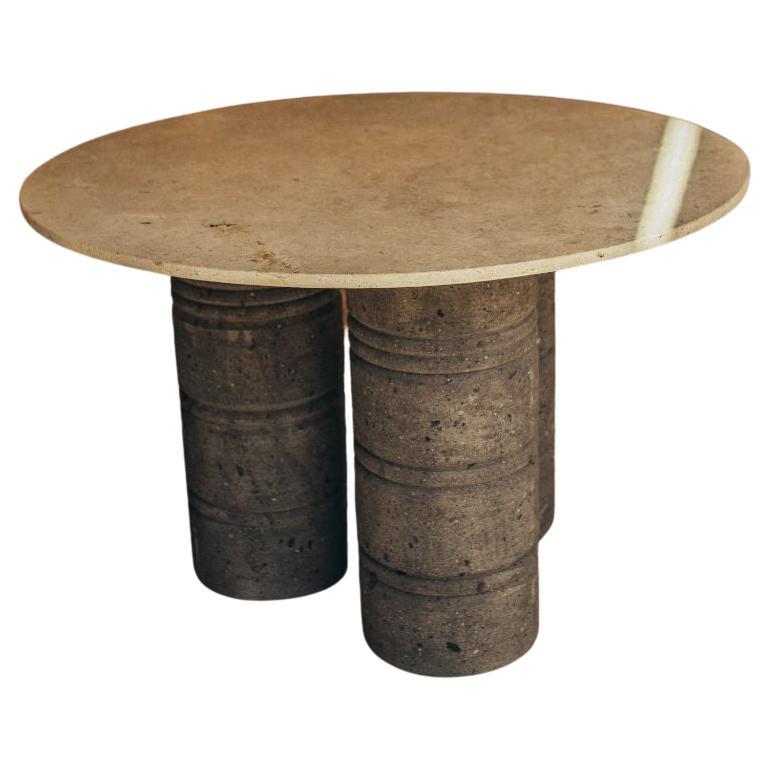 Travertin-Tisch mit gedrechselten Kirschbaumholzbeinen von Daniel Orozco