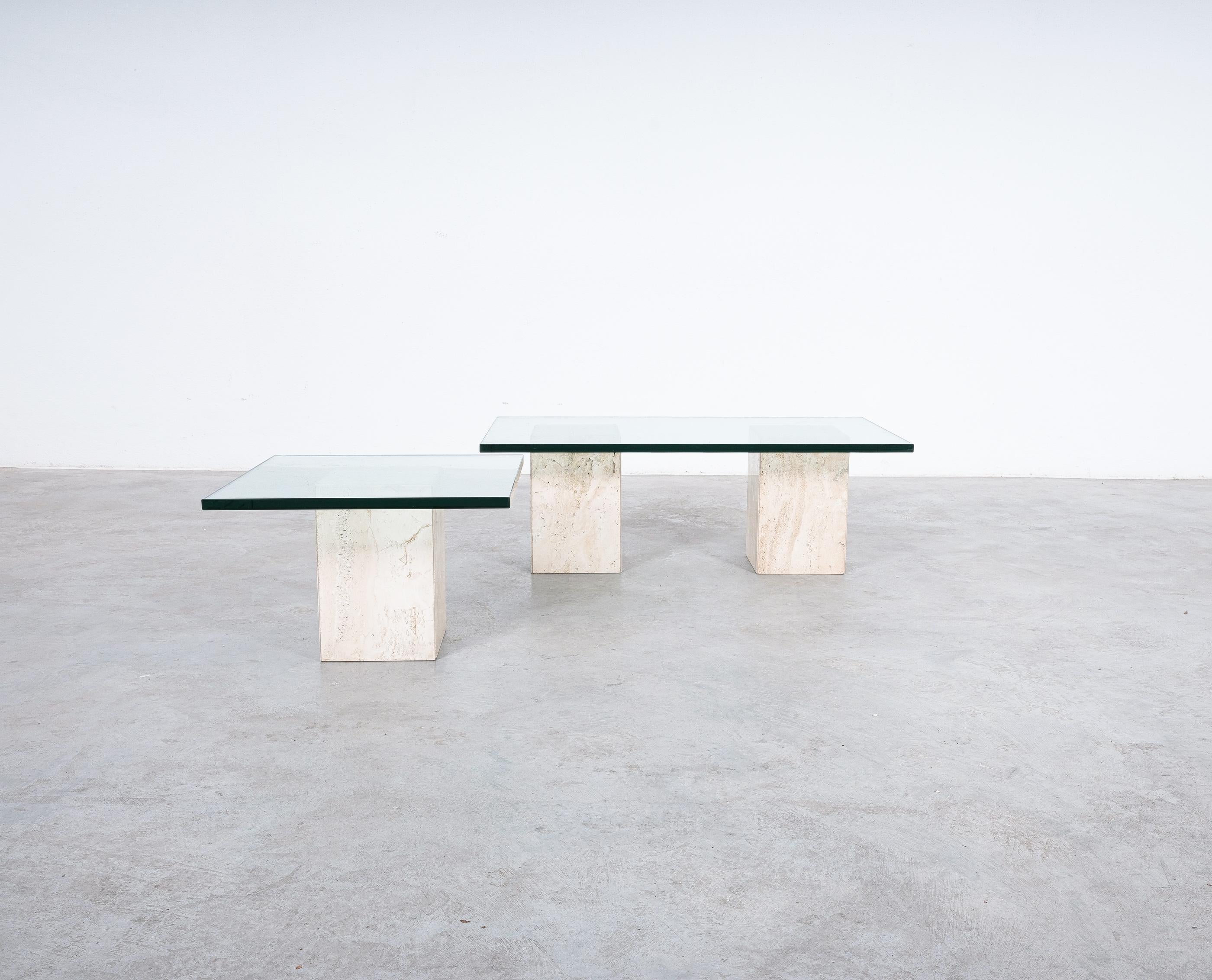 Travertin-Tische aus drei Blöcken mit Glasplatten, Italien, um 1970 im Angebot 1