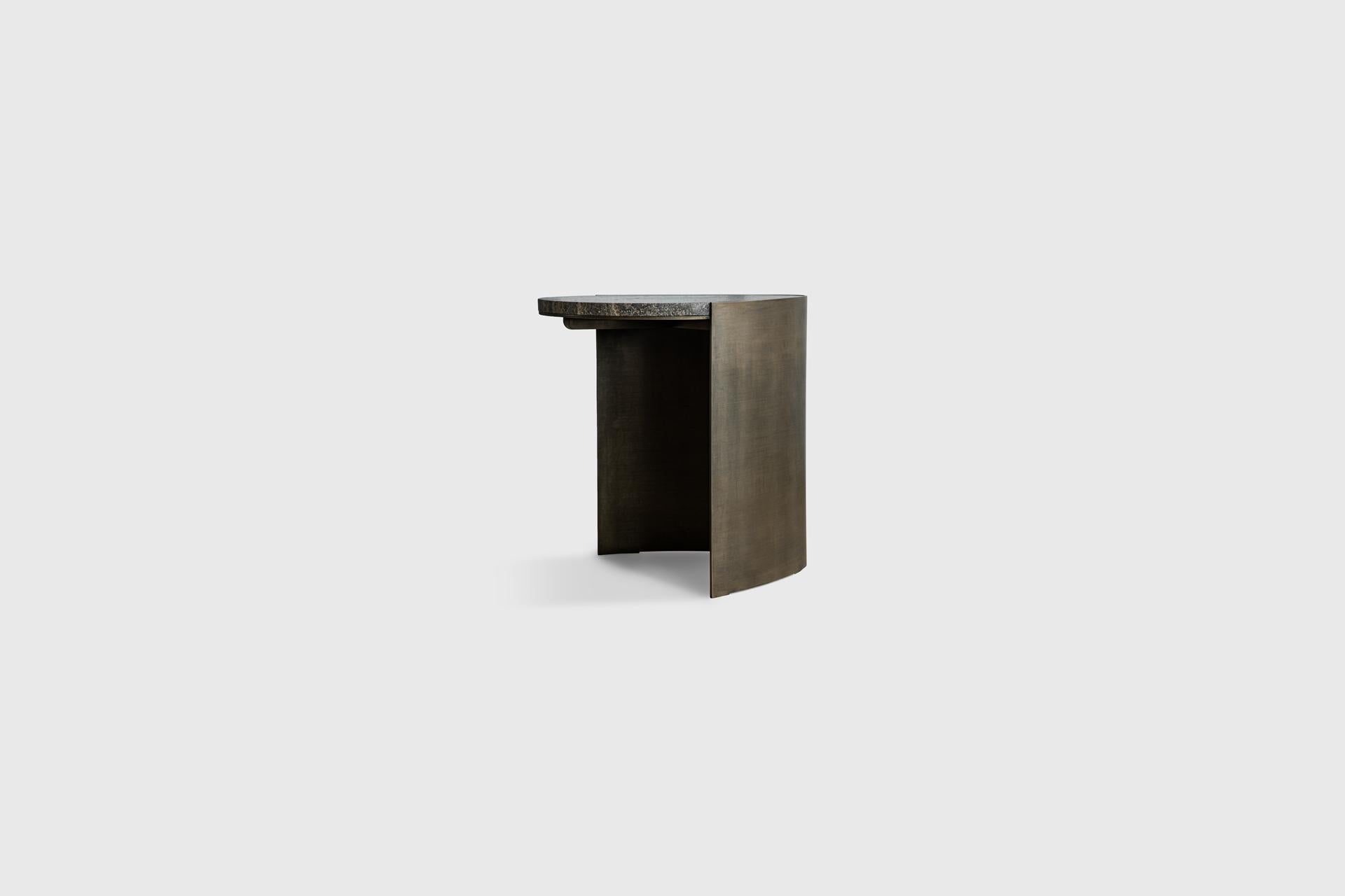 Postmoderne Table d'appoint Travertine Teardrop par Atra Design en vente