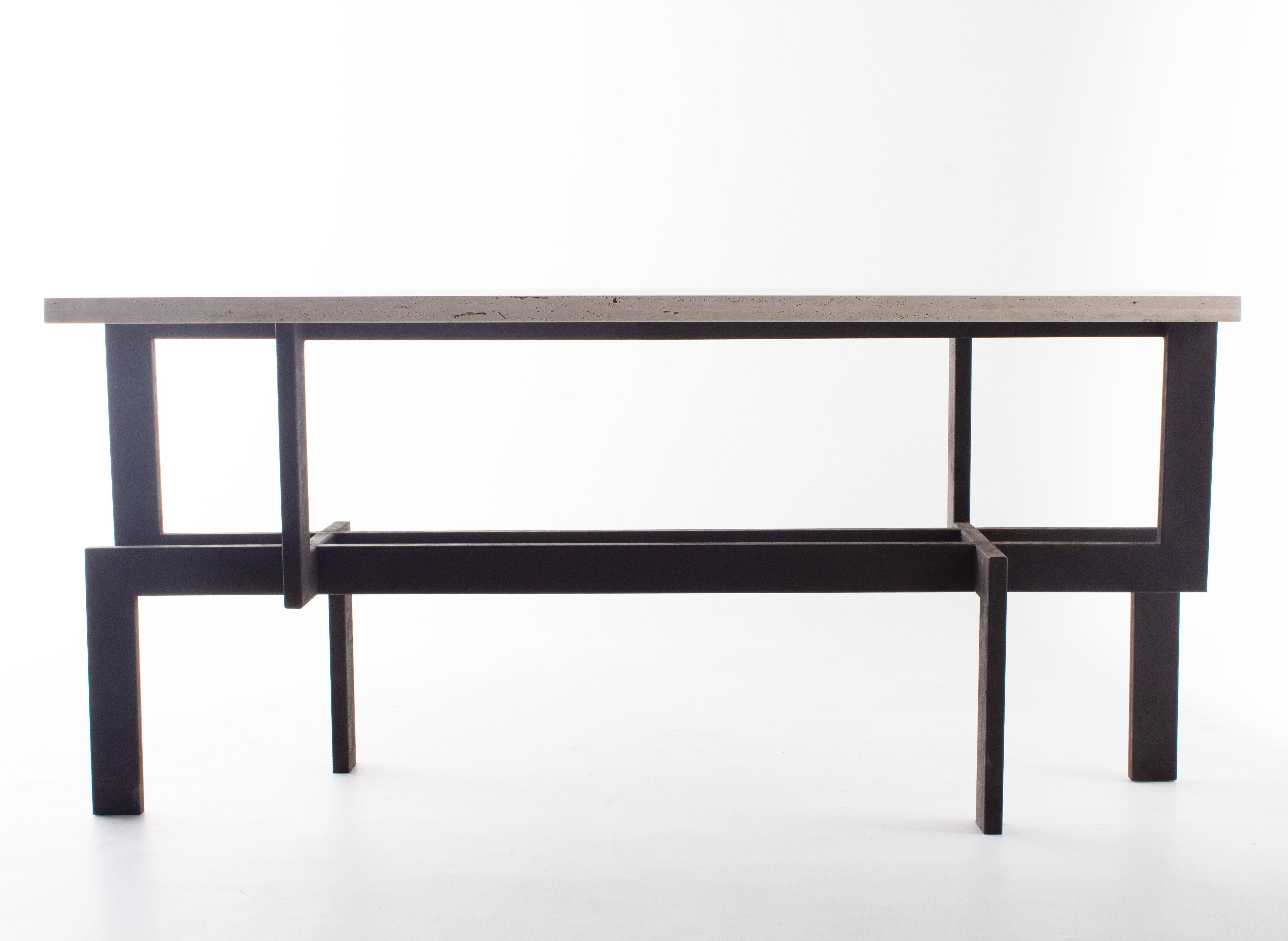 Table console moderniste en acier patiné avec plateau ouvert en travertin. Dans mon esthétique organique, contemporaine, vintage et moderne du milieu du siècle.
   