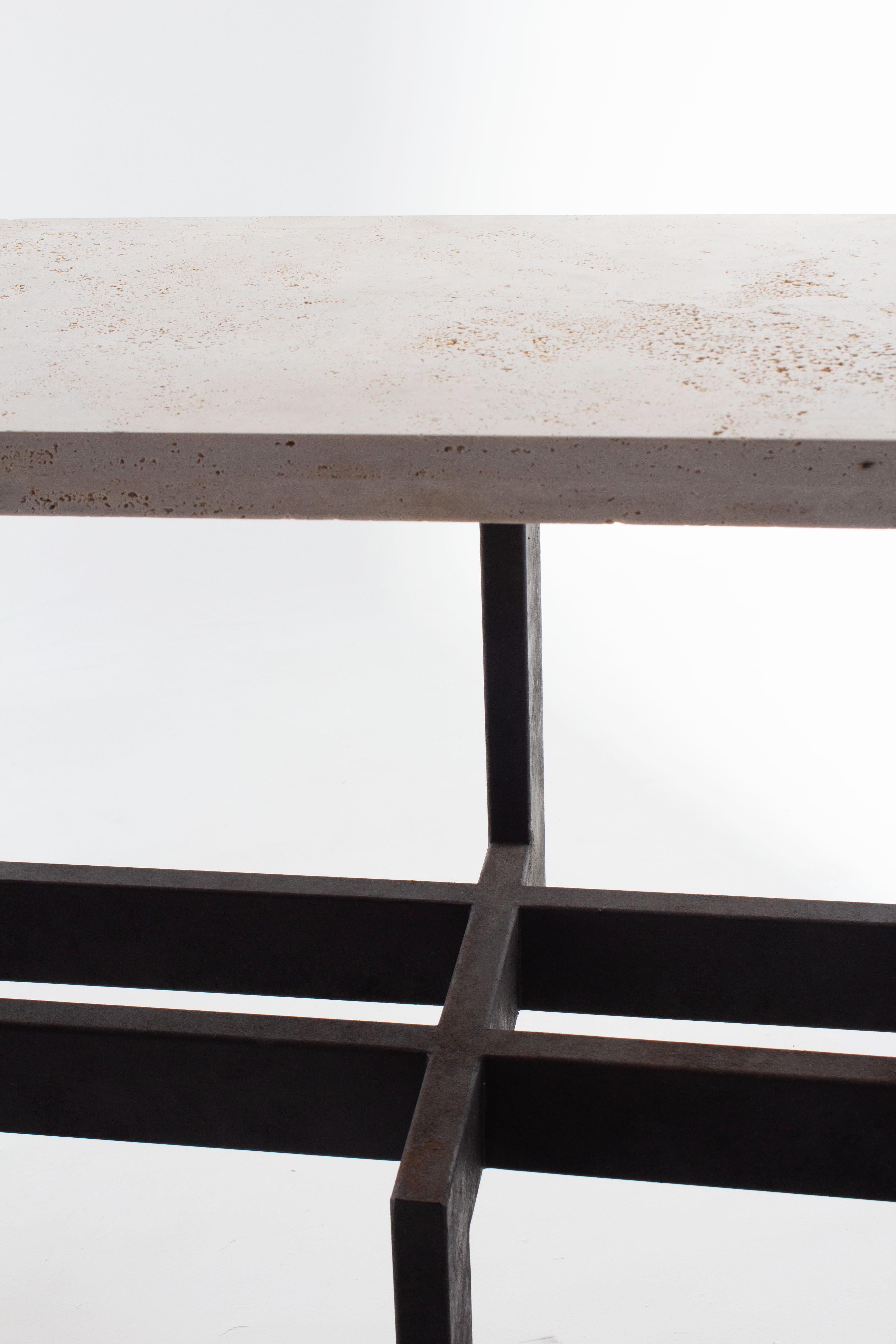 italien Table console moderniste en acier patiné avec plateau en travertin ouvert. en vente