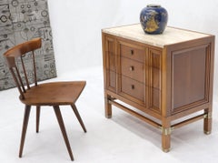 Baúl de tres cajones con tapa de travertino y tiradores y detalles de latón