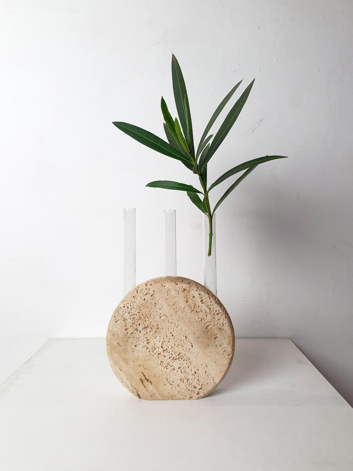 Vaso a tubo decorativo rotondo moderno italiano del 1970 in travertino di Fratelli Mannelli, Italia. Perfetto come oggetto decorativo per sorreggere singoli fiori. Non c'è bisogno di un bouqet! Viene fornito con tre tubi di vetro da inserire