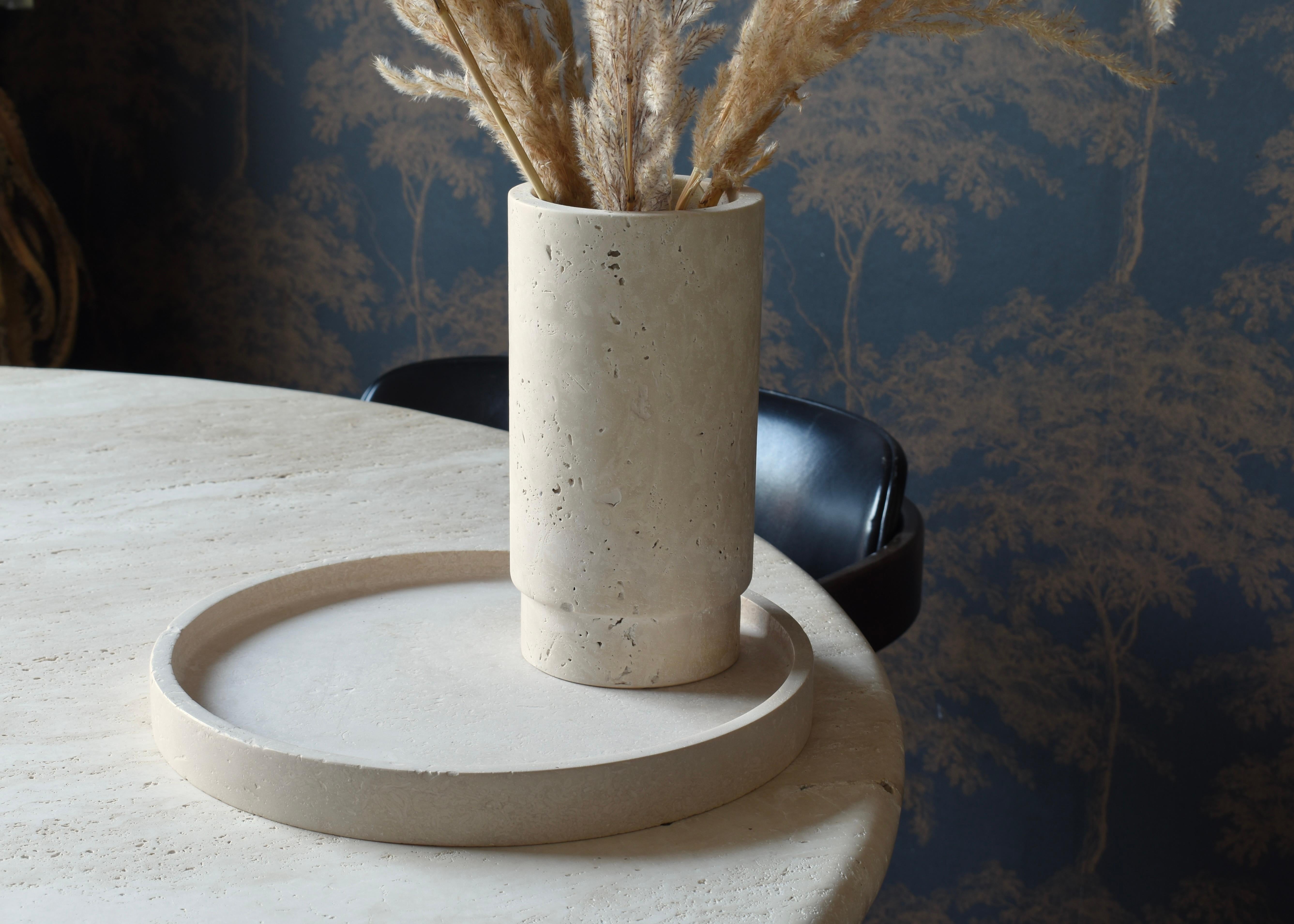 Travertinvase / Weinkühler und Teller aus Travertin im Herrenhaus von Up&Up und Raymor (Moderne der Mitte des Jahrhunderts) im Angebot