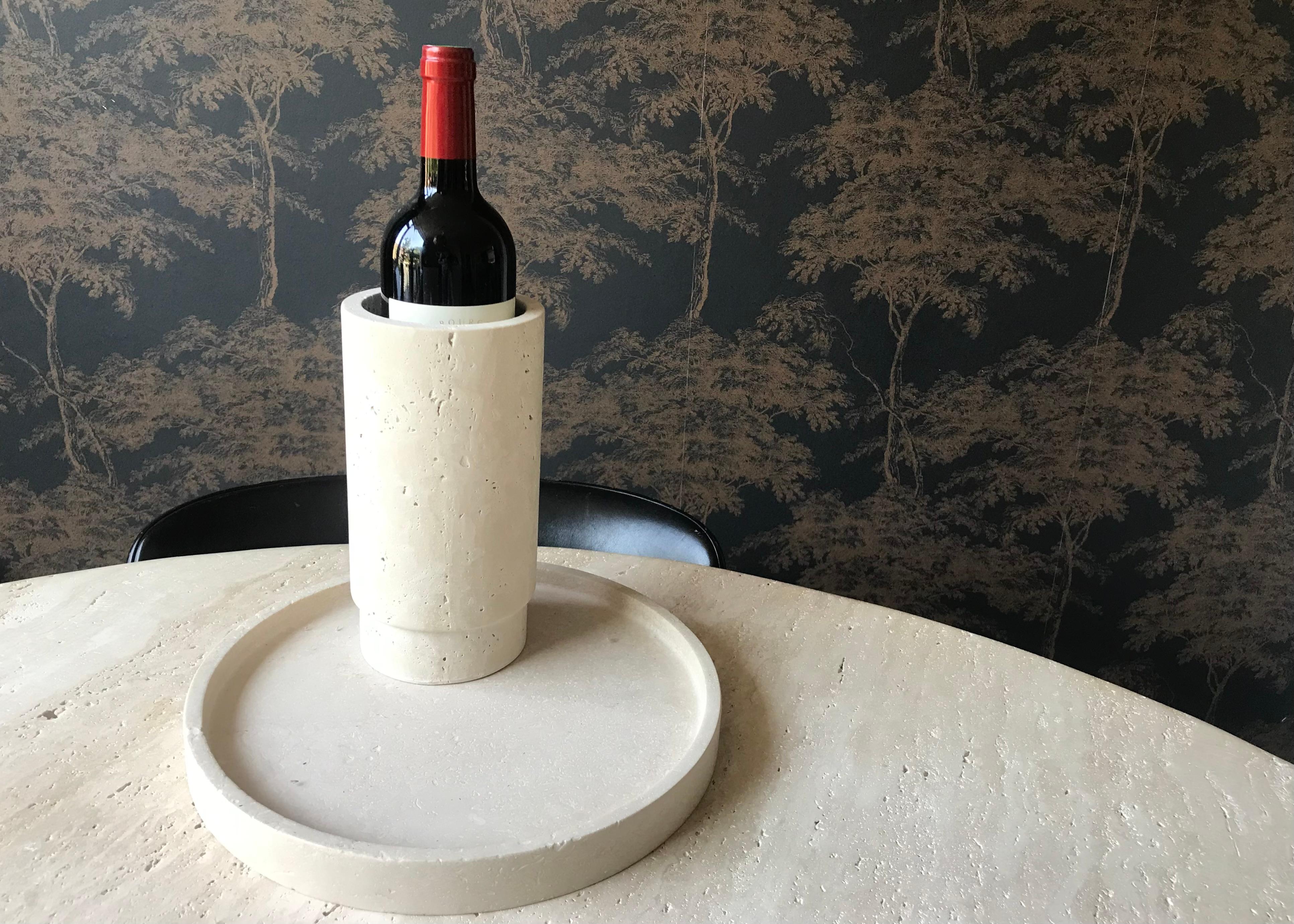 Travertinvase / Weinkühler und Teller aus Travertin im Herrenhaus von Up&Up und Raymor (Niederländisch) im Angebot