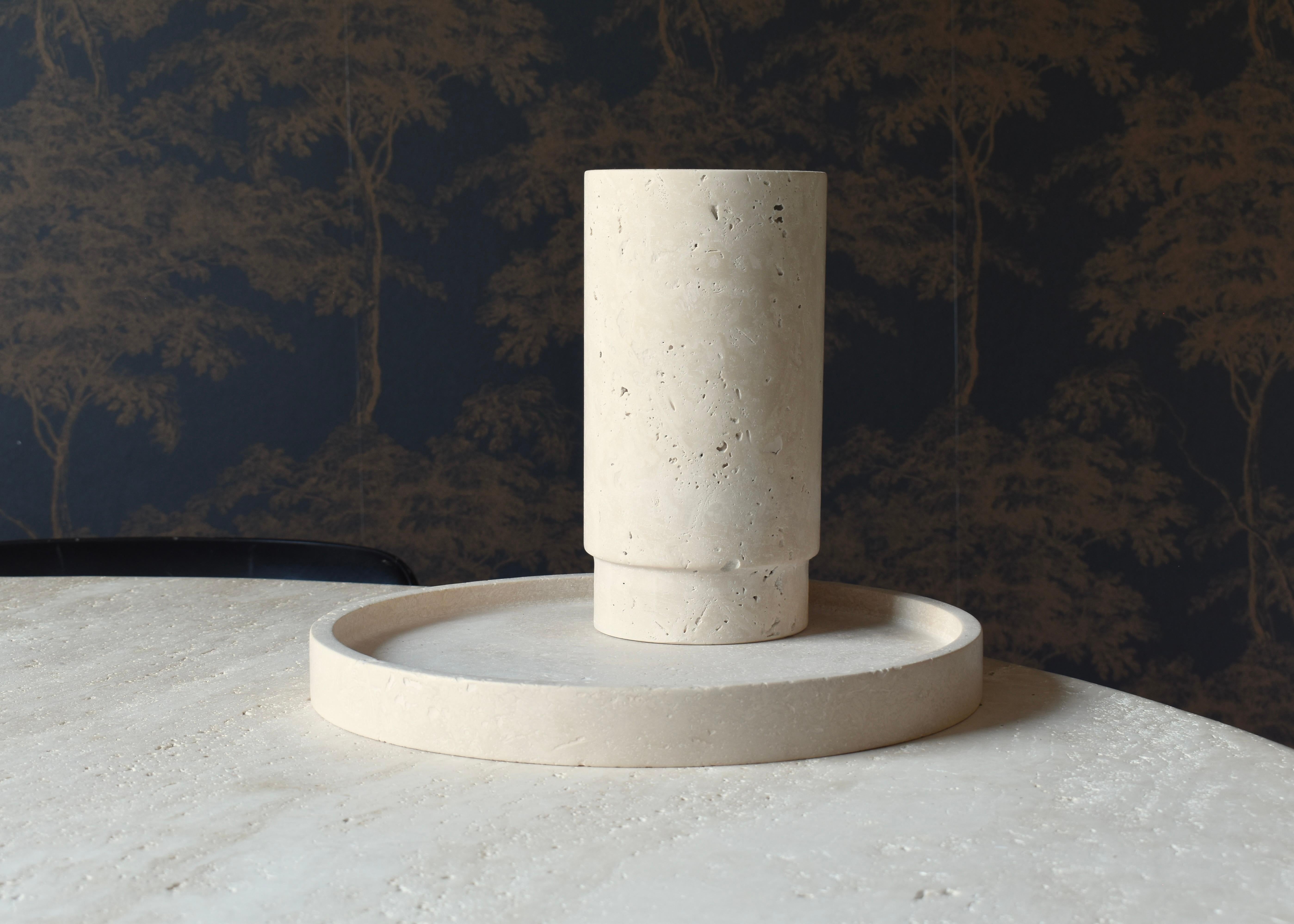 Travertinvase / Weinkühler und Teller aus Travertin im Herrenhaus von Up&Up und Raymor im Angebot 2