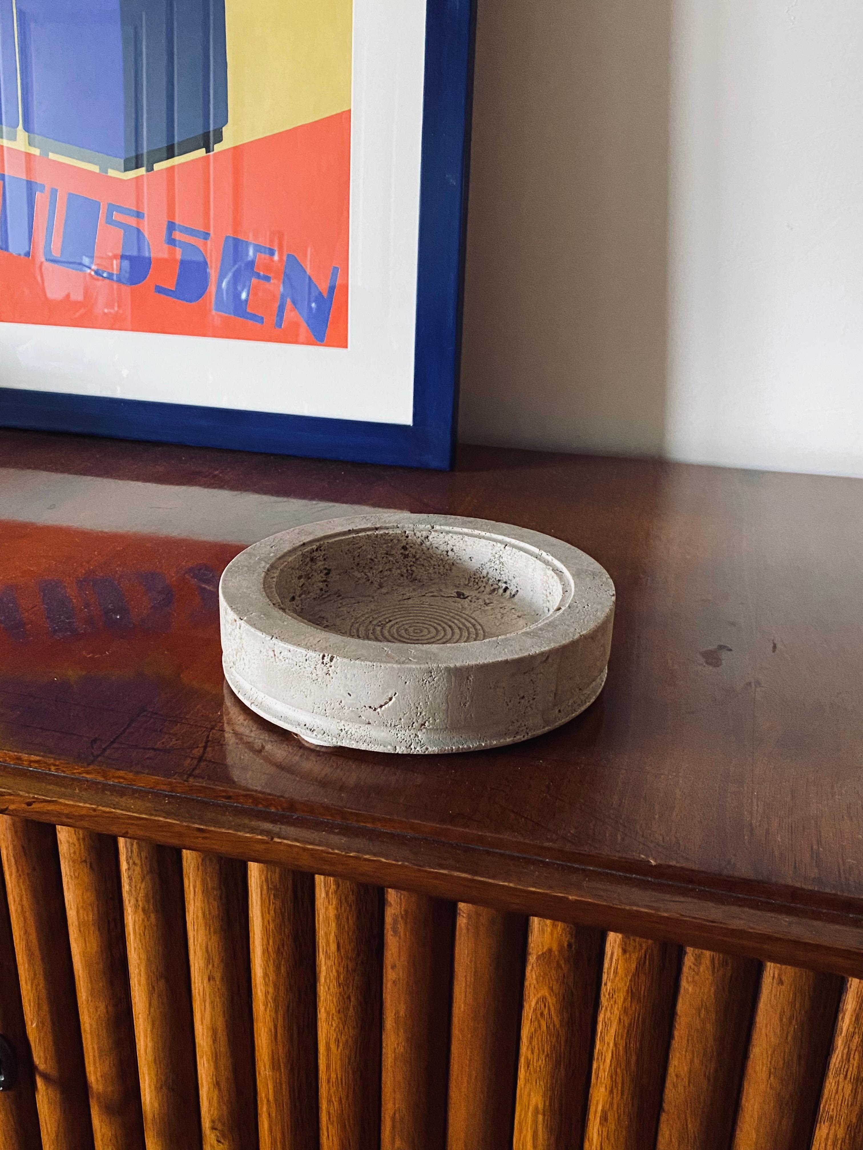 Travertine vide poche / ashtray

Fabriqué par CN Cerri Nestore, Italie, années 1970.

H 4 cm

Diamètre 18 cm

État : excellent, conforme à l'âge et à l'utilisation