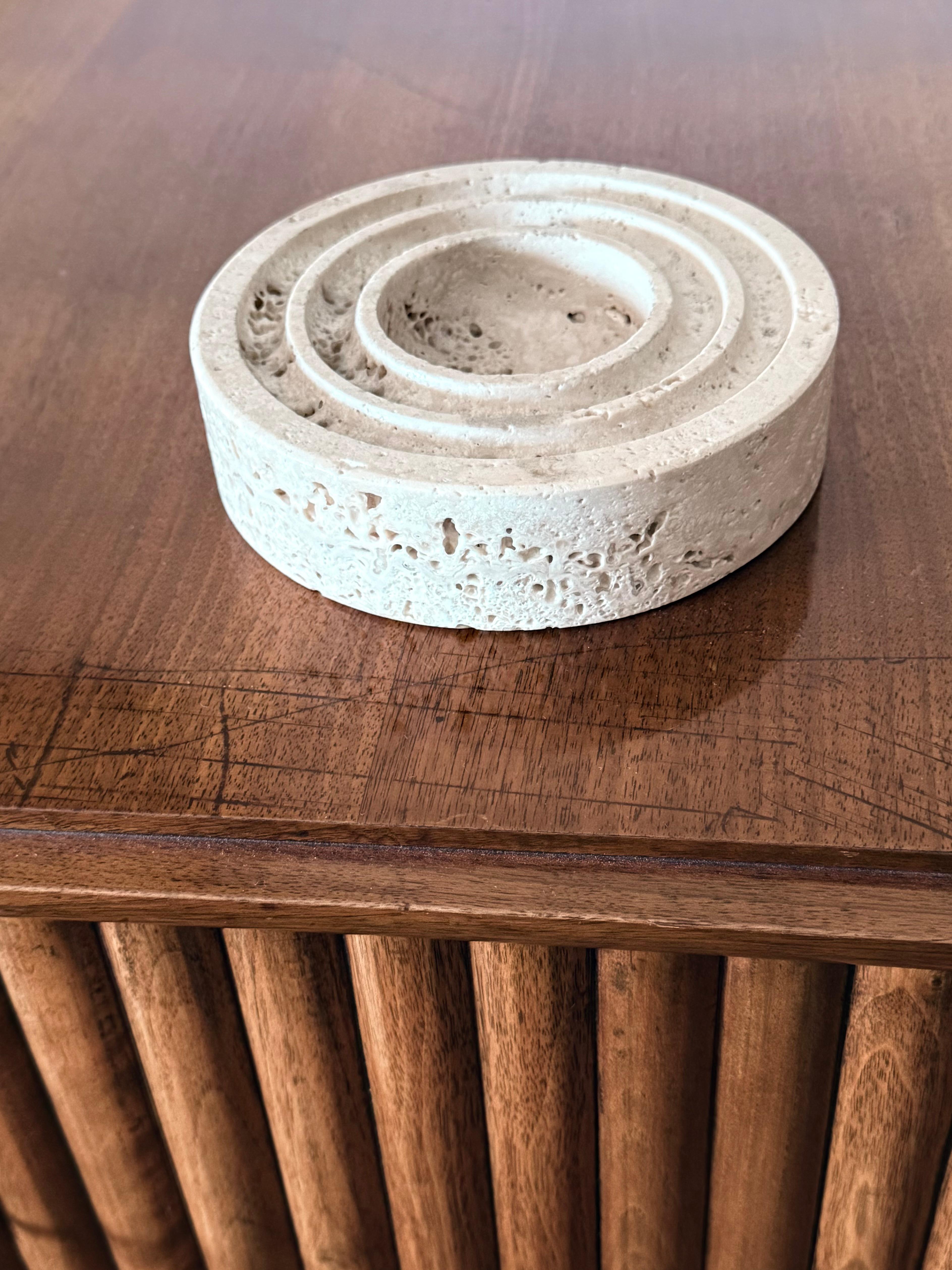 Travertine vide poche / ashtray

Manufactured by CN Cerri Nestore, Italy, 1970s.

H 4 cm

Diam. 16 cm

Conditions: excellent consistent with age and use