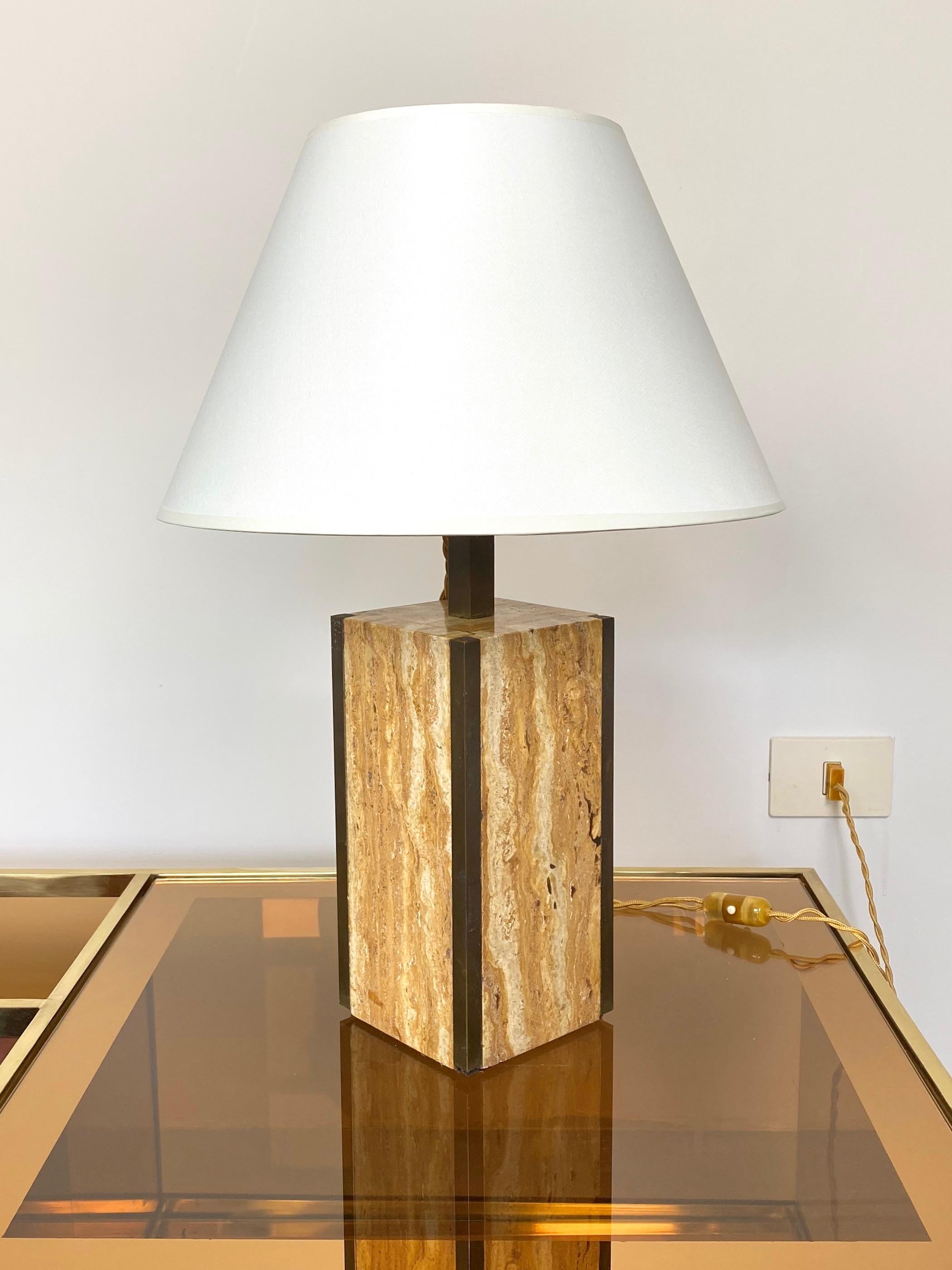 Table lamp in a travertine walnut base with brass details. Made in Italy in the 1970s.

Measures: Height without lampshade 52 cm, without 38 cm, base 12 x 12cm.