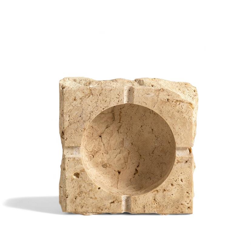 Soporte multiusos de travertino hecho a mano, una pieza versátil y elegante elaborada con piedra de travertino natural. Aunque originalmente se diseñó como cenicero, este artículo único es perfecto para diversos usos, como guardar objetos pequeños,