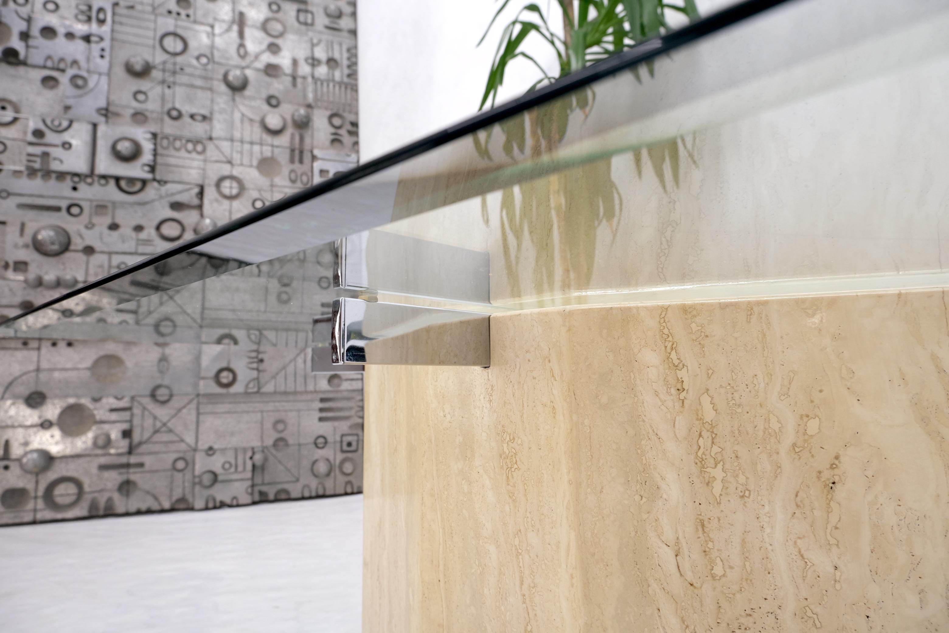 Mesa Rectangular de Centro con Base de Pedestal en Forma de Diamante Travertente y Cromada con Tapa de Cristal Biselado en venta