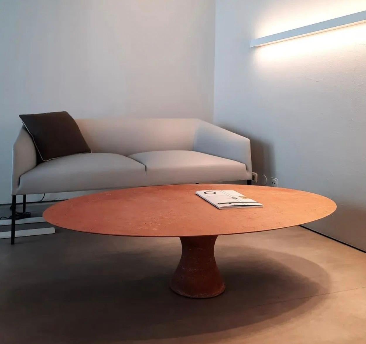 Marbre Table basse ronde contemporaine raffinée en marbre Travertino Rosso 36/100 en vente