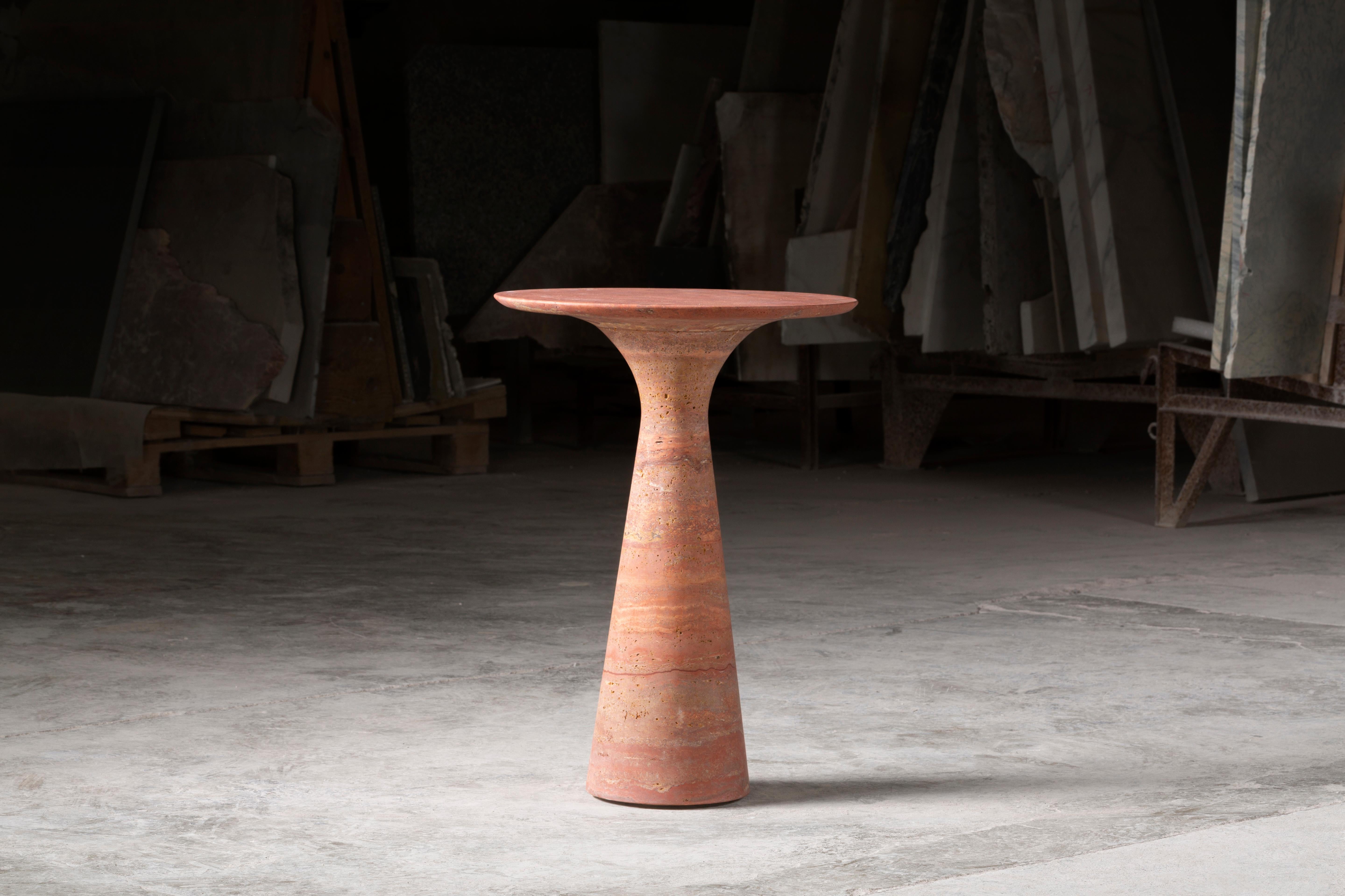 Table d'appoint en marbre contemporain raffiné Travertino Rosso 62/45
Dimensions : D 45 x H 62 cm
MATERIAL : Travertino rosso.

Angelo est l'essence même d'une table ronde en pierre naturelle, une forme sculpturale dans un matériau robuste aux