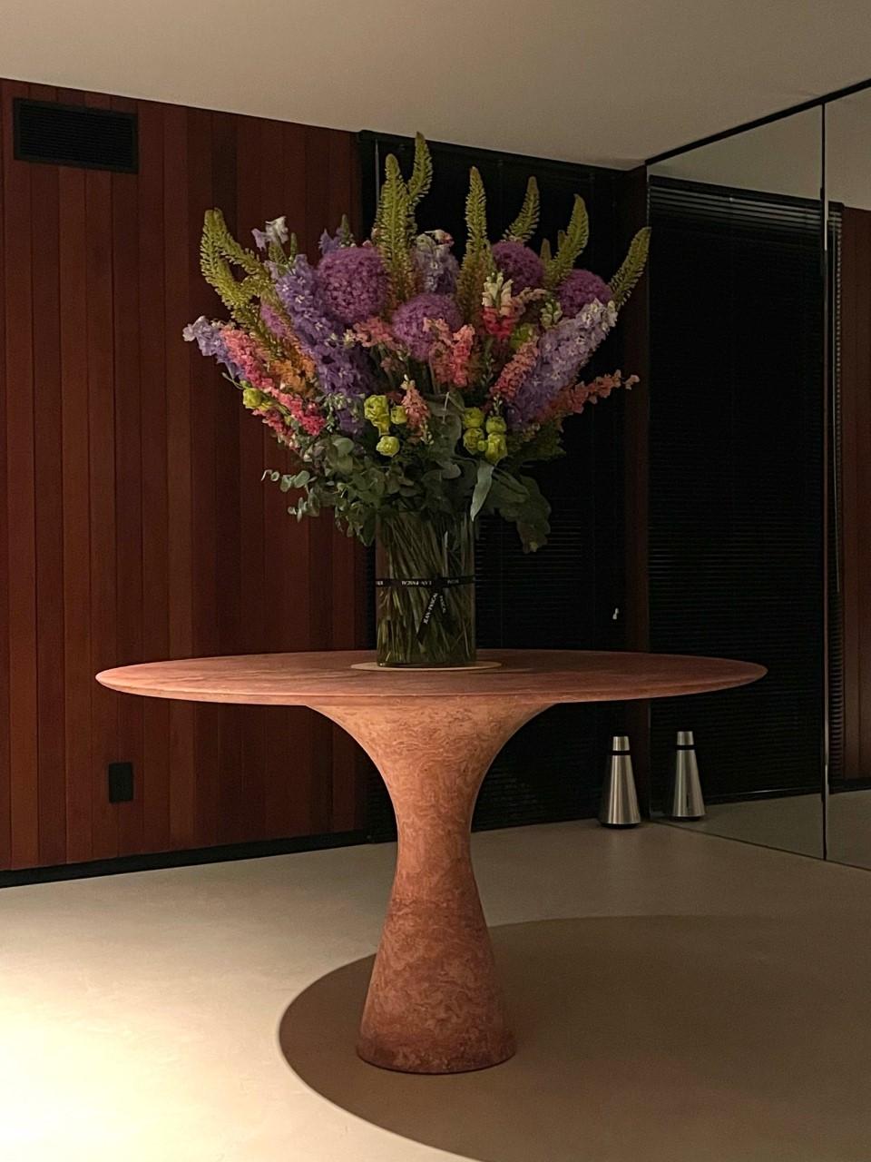 XXIe siècle et contemporain Table d'appoint en marbre contemporain raffiné Travertino Rosso 62/45 en vente