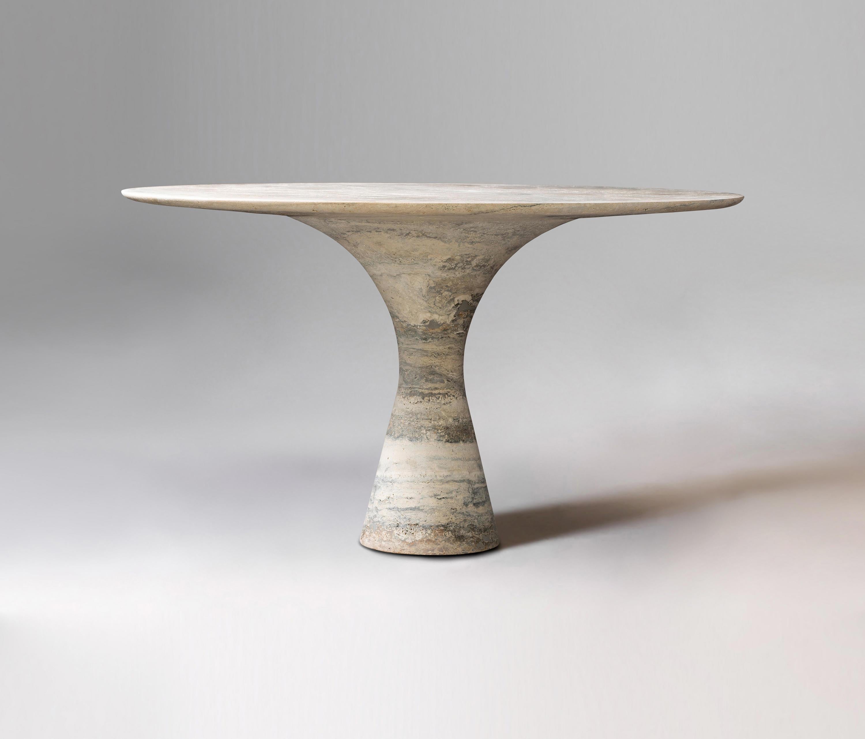 Travertino Silver Refined Contemporary Marmor-Esstisch 160/75
Abmessungen: 160 x 75 cm
MATERIALIEN: Travertino Silber 

Angelo ist die Essenz eines runden Tisches aus Naturstein, eine skulpturale Form aus robustem Material mit eleganten Linien und