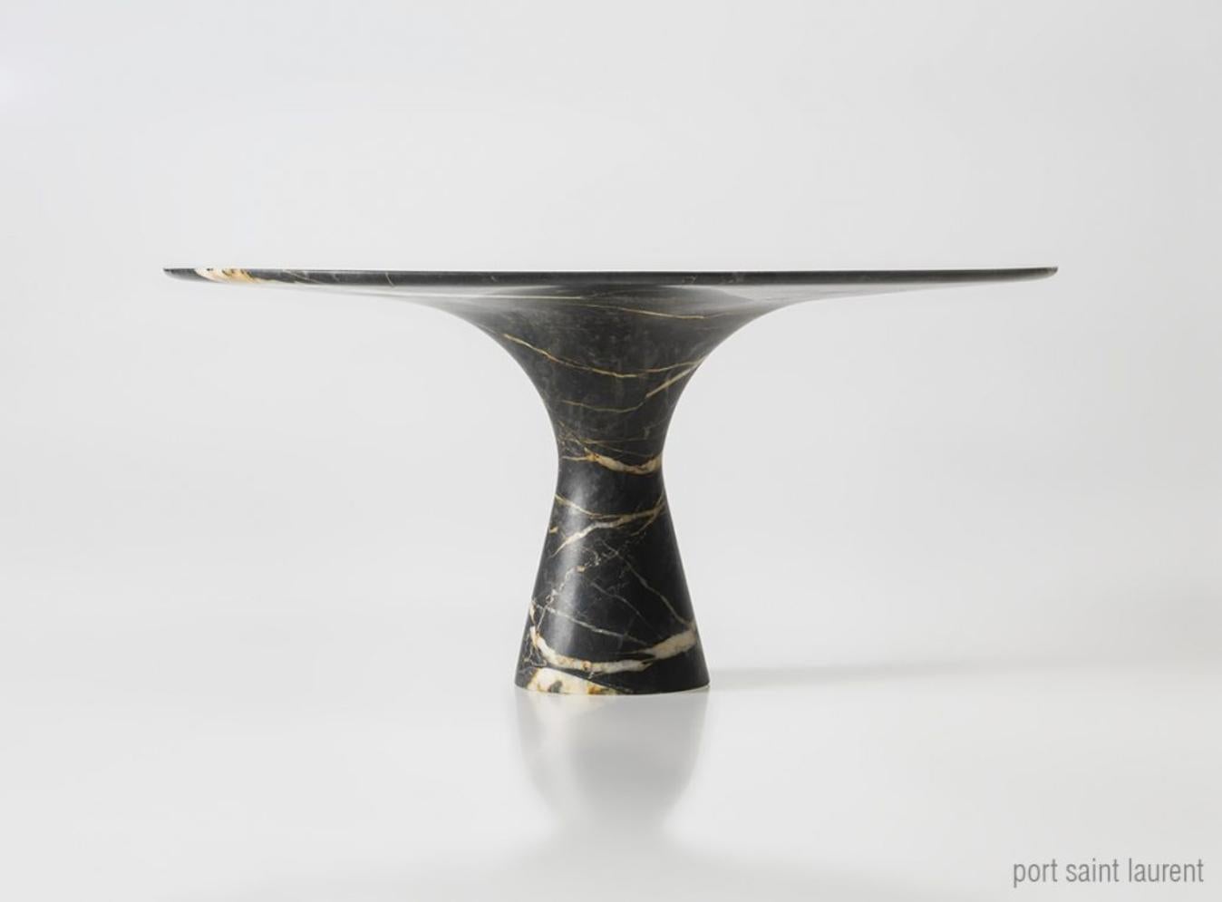 Postmoderne Table basse ronde contemporaine raffinée en marbre travertin argenté 36/100 en vente