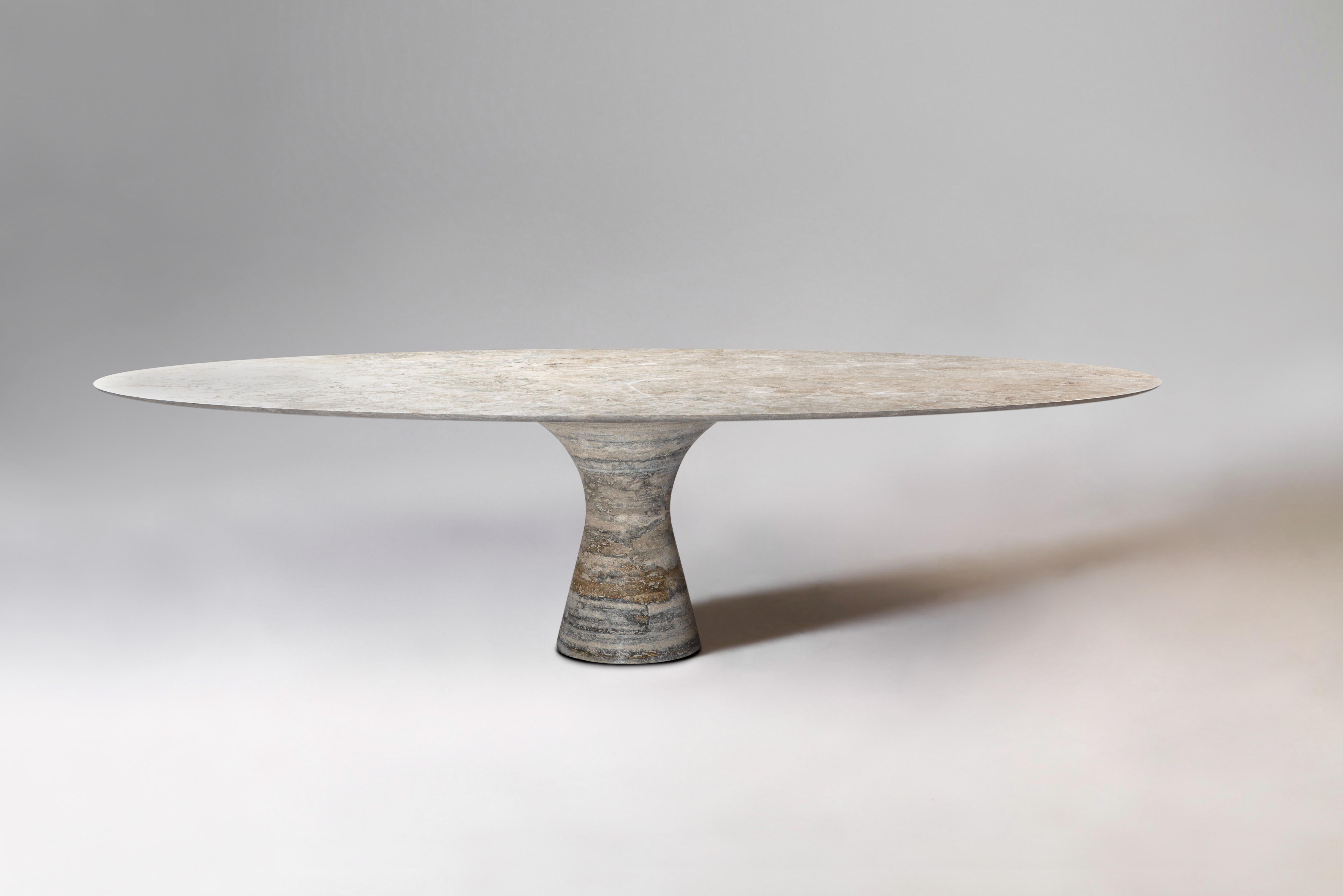 Travertino Silver Refined Contemporary Marmor Oval Tisch 130/27
Abmessungen: 130 x 27 cm
MATERIALIEN: Travertino Silber 

Angelo ist die Essenz eines runden Tisches aus Naturstein, eine skulpturale Form aus robustem Material mit eleganten Linien und