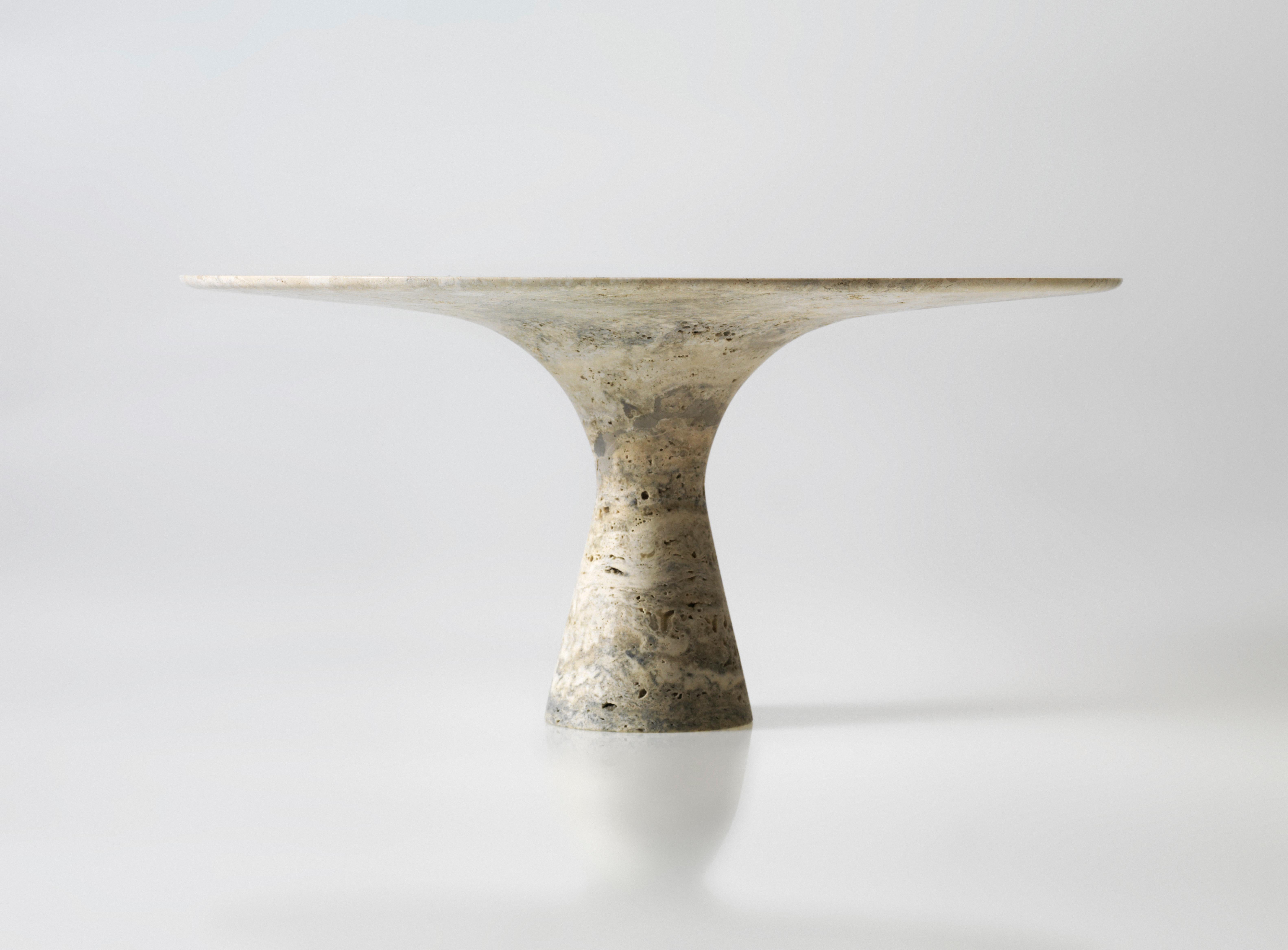 Travertino Silber verfeinert Zeitgenössischer Marmor Oval Tisch 210/75
Abmessungen: 210 x 135 x 75 cm
MATERIALIEN: Travertino Silber.

Angelo ist die Essenz eines runden Tisches aus Naturstein, eine skulpturale Form aus robustem Material mit