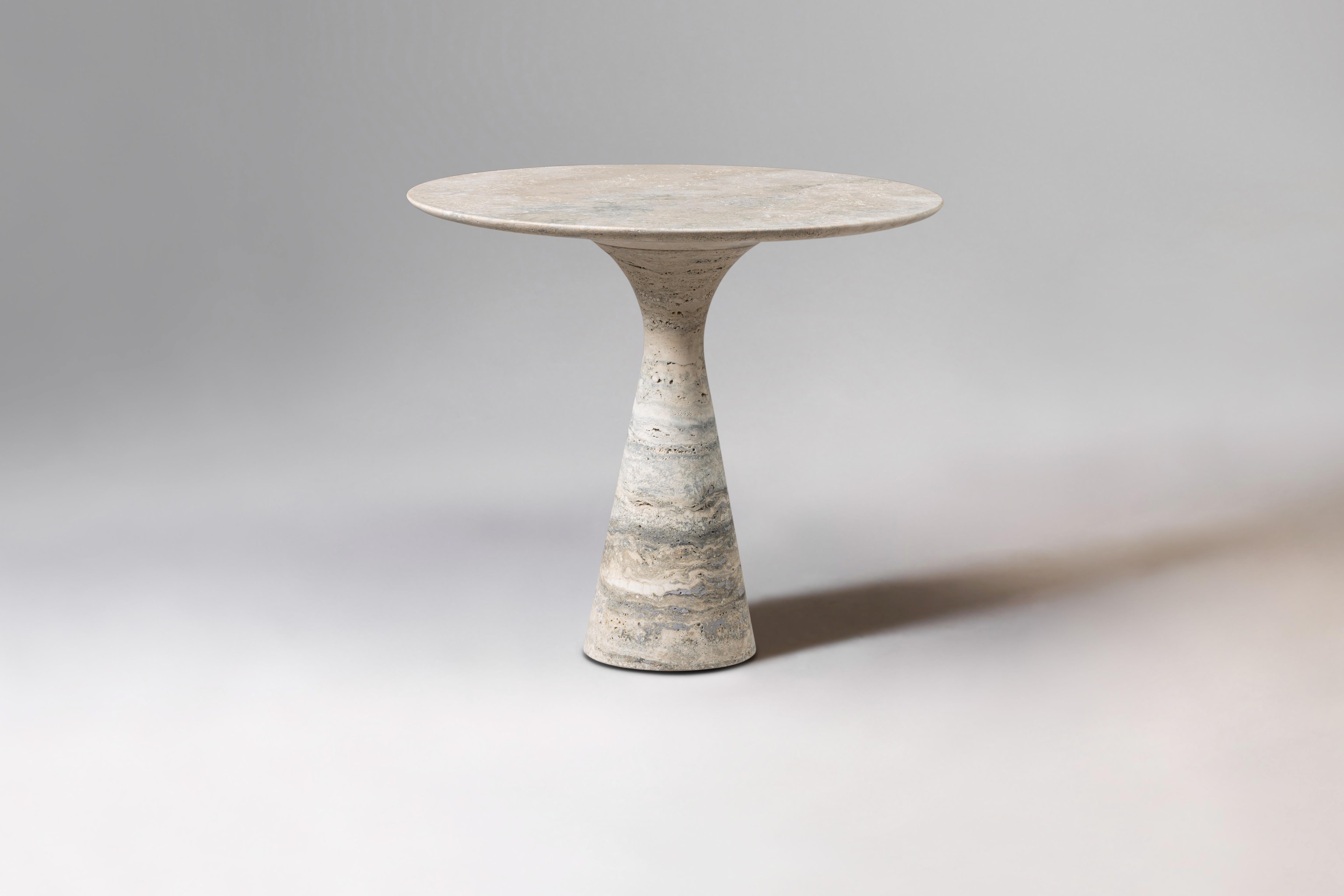 Table d'appoint en marbre Travertino Silver Refined Contemporary 62/45
Dimensions : Diamètre 45 x hauteur 62 cm
Matériaux : Argent Travertino

Angelo est l'essence même d'une table ronde en pierre naturelle, une forme sculpturale dans un matériau