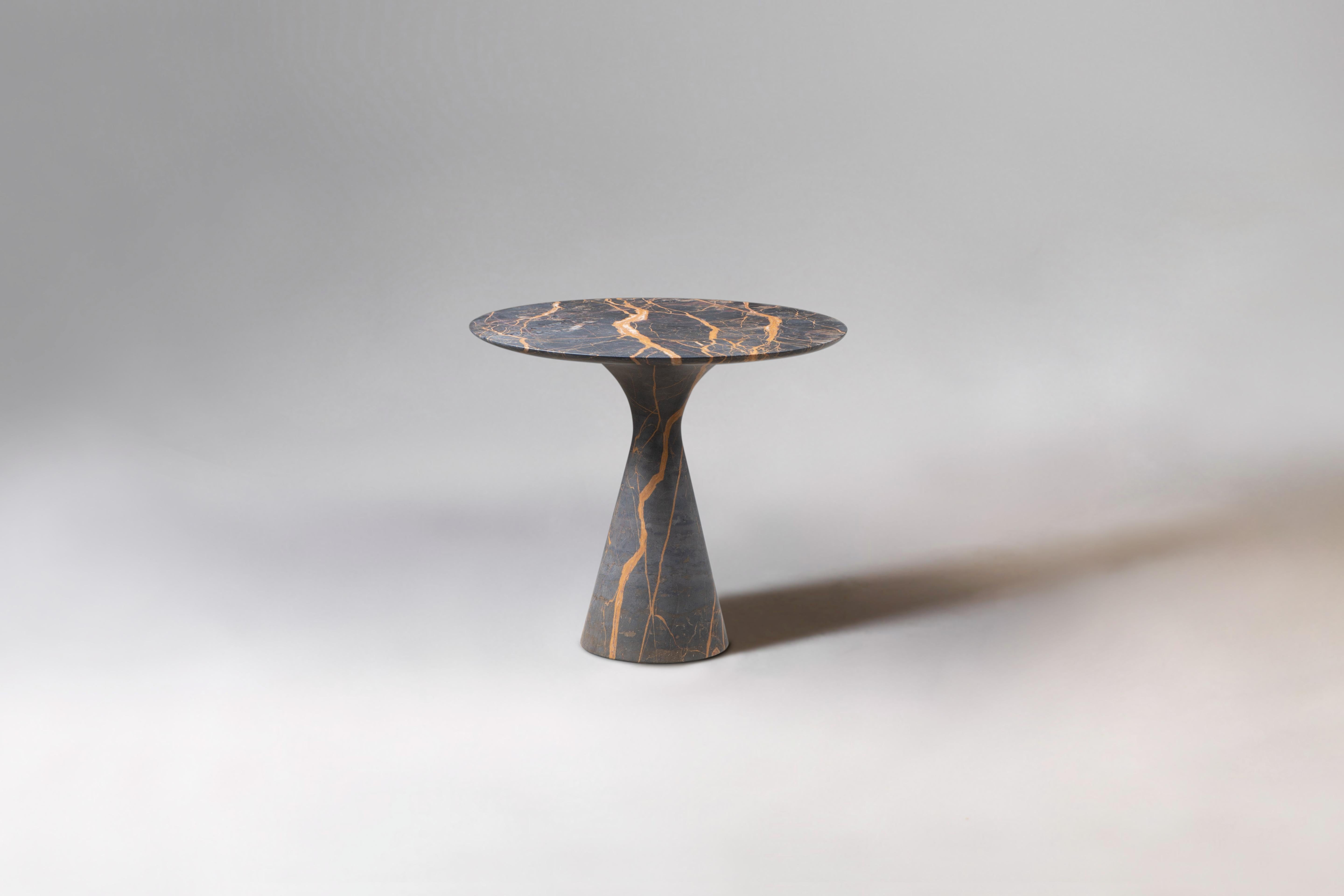 Postmoderne Table d'appoint en marbre travertin argenté raffiné contemporain 62/45 en vente