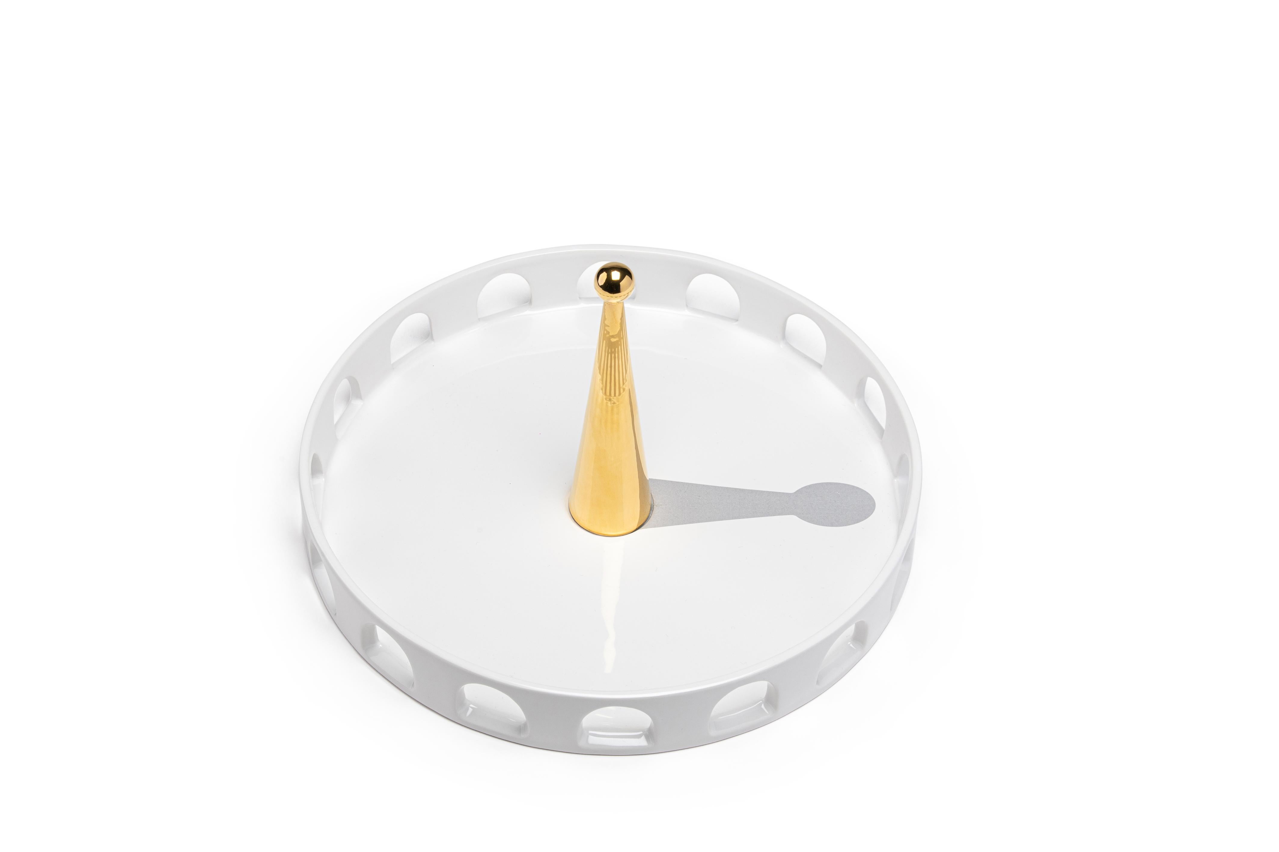 06:45: Handgefertigtes rundes Tablett aus weißer Keramik mit 24 Karat Golddetails (Moderne) im Angebot