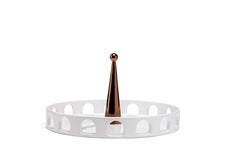 06:45 _ Vassoio rotondo artigianale in ceramica bianca e dettagli in rame