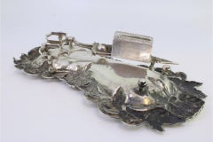 Tray and scissors of morrões in cut silver and resting on four ball-shaped feet