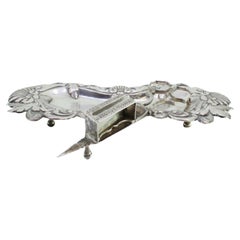 Tray and scissors of morrões in cut silver and resting on four ball-shaped feet