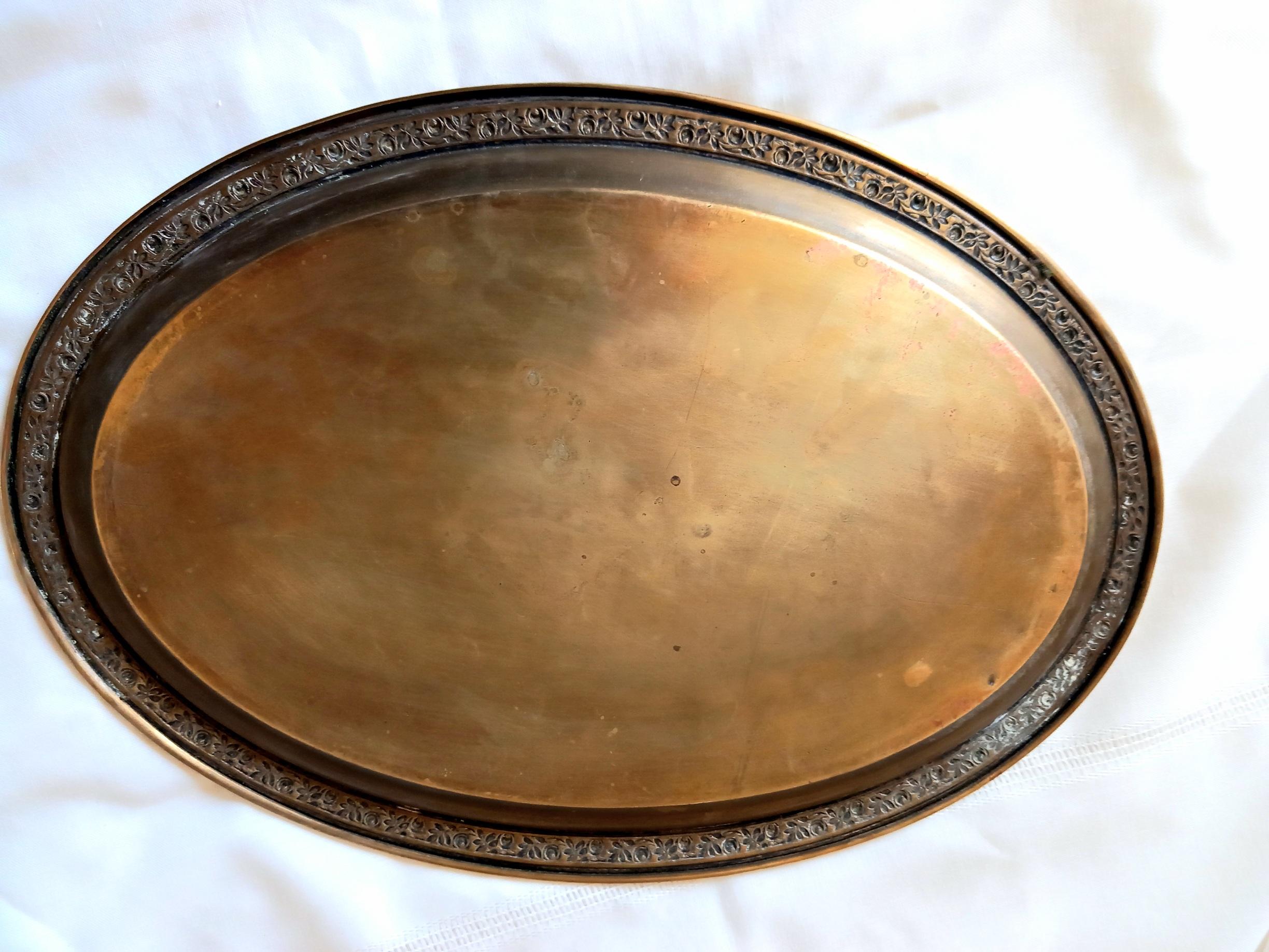 Oval-shaped tray with decorated lateral festoon
 This tray is bronze and
It is still a tray from the end of the 19th century.
Its condition is very good, it retains the typical appearance of the passing of the years, but it has no dents or
