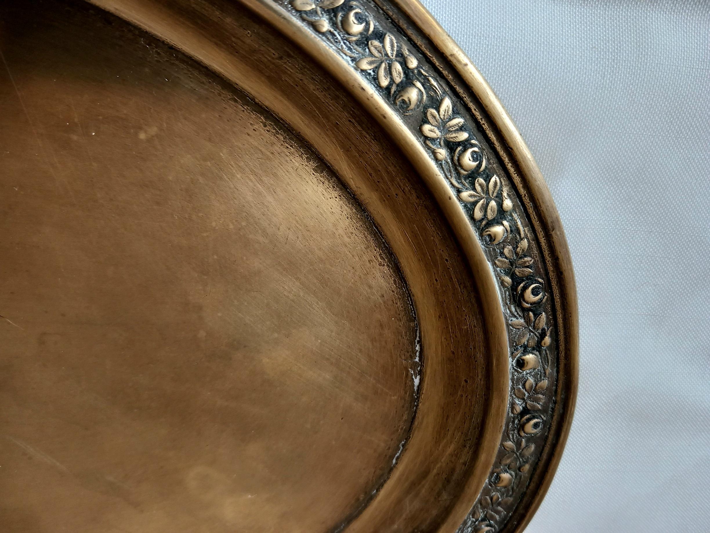 Tray Bronze Oval-Shaped Victorian with Decorated Lateral Festoon In Good Condition For Sale In Mombuey, Zamora