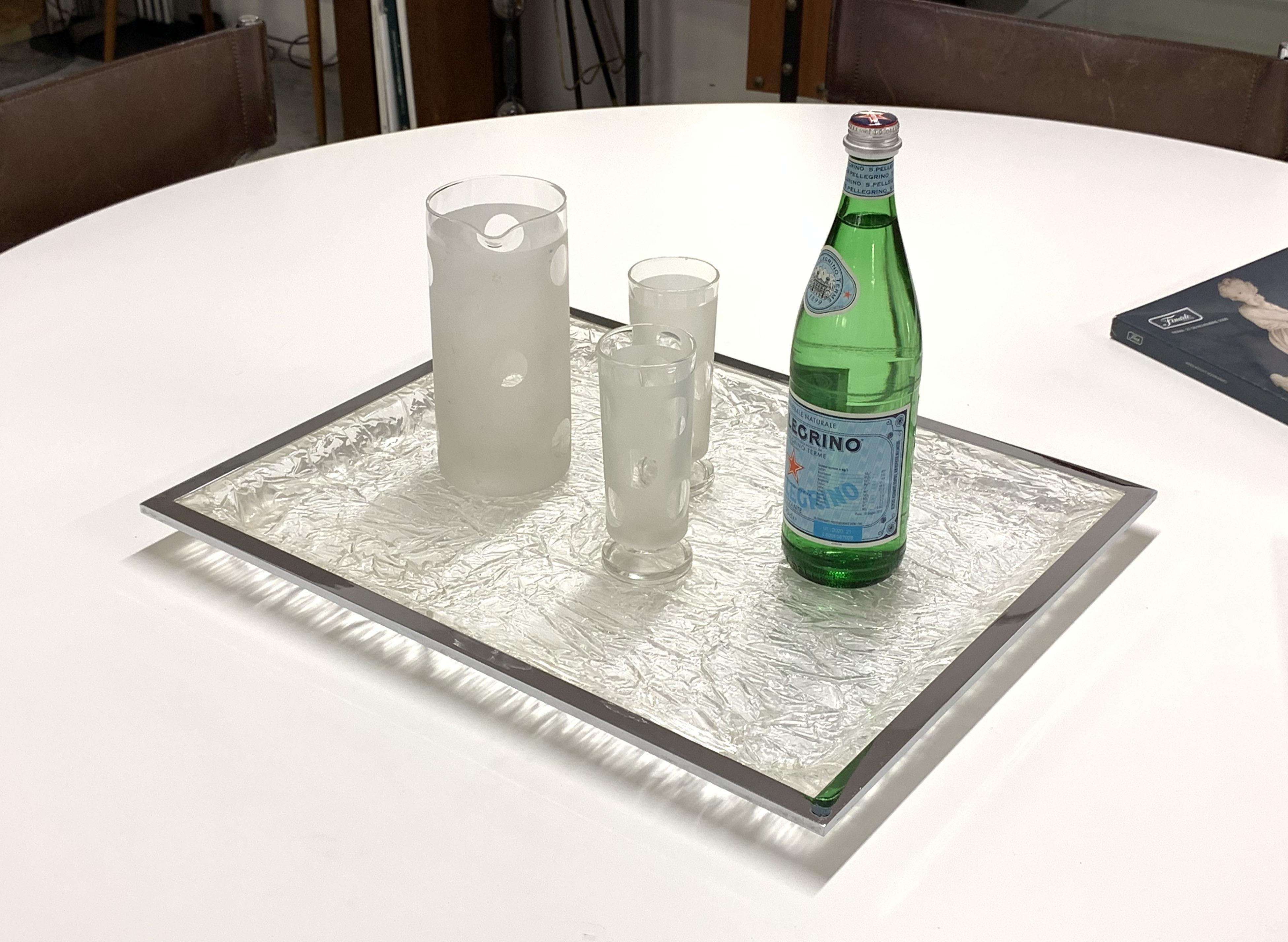 Centrepiece or tray effect in plexiglass with ice effect. Attributable to Willy Rizzo, Italy, 1970s.
Measure: 41 x 50 per 2.5 cm in height.
 