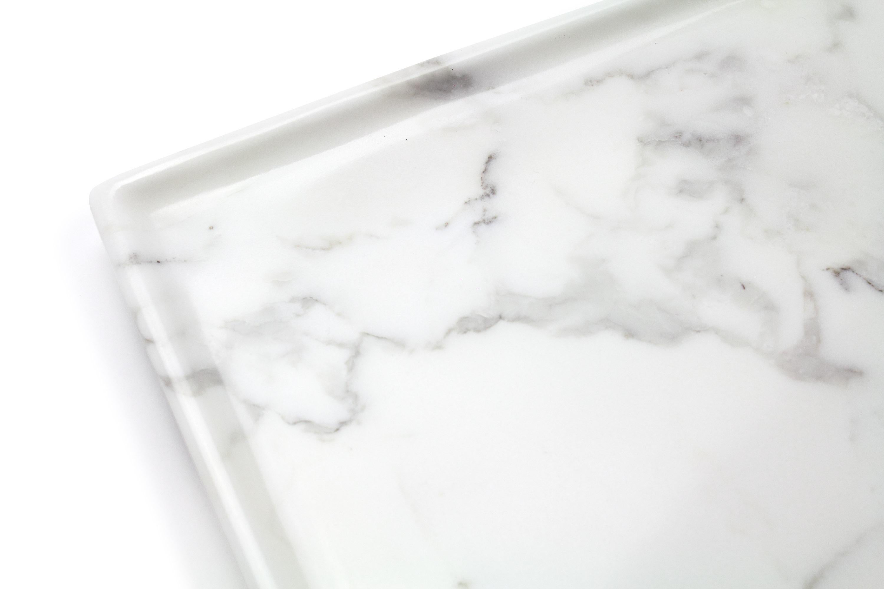 Handgeschnitztes Tablett aus massivem weißem Marmor, rechteckig, hergestellt in Italien (21. Jahrhundert und zeitgenössisch) im Angebot