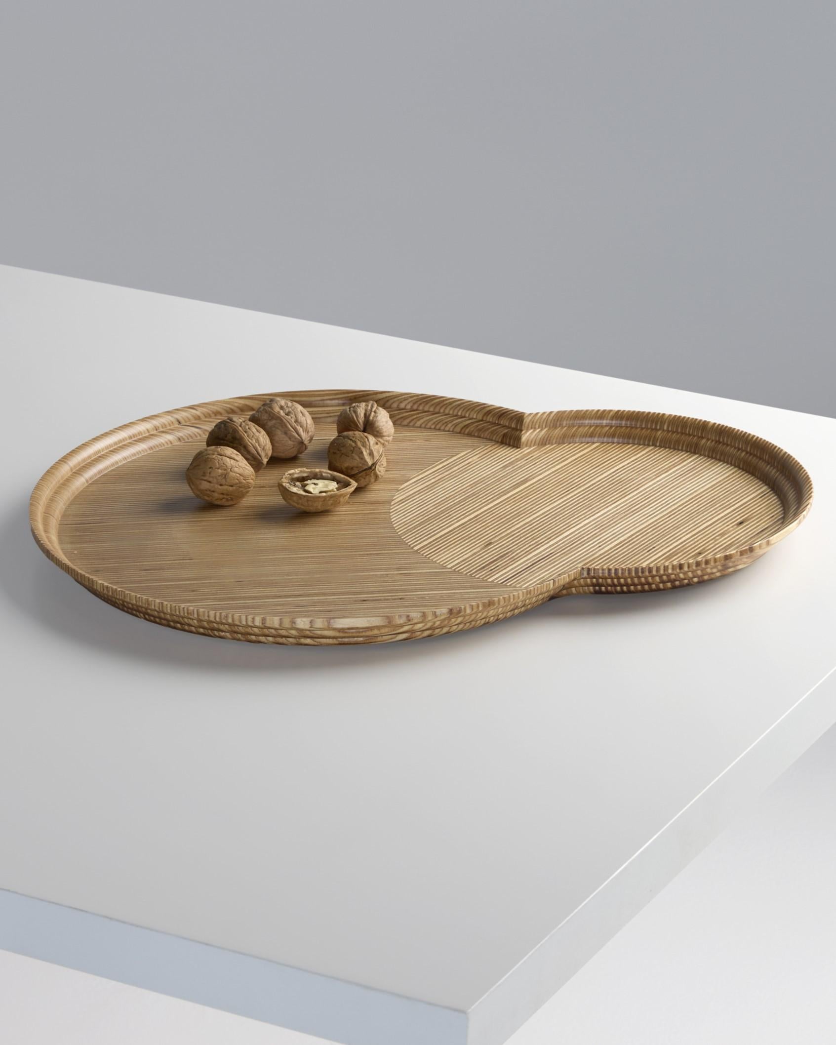 *** PIEZA  NO. 004 CON BORDES QUEMADOS EN STOCK ***

La Bandeja OTTO -parte de la primera colección de productos de Solmistudio- está meticulosamente elaborada en madera de abedul, con la forma característica de Otto*, y acabada con un suave borde
