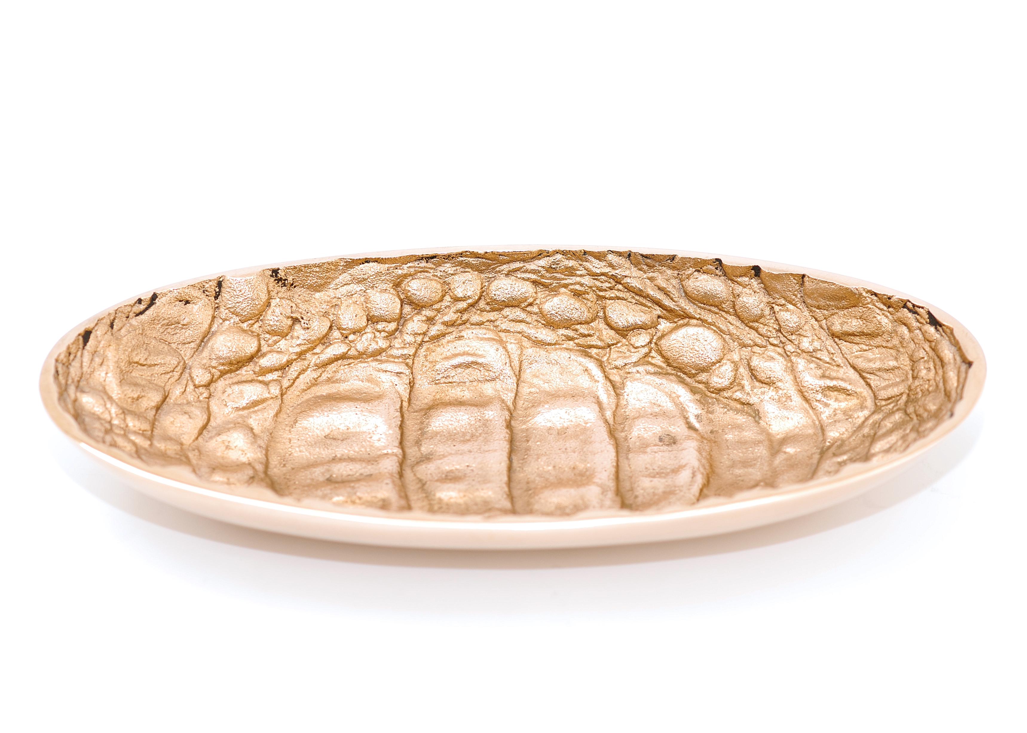 Tray in polished bronze by FAKASAKA Design
Dimensions: W 19 x D 9 x H 2.5 cm
Materials: polished bronze.
 