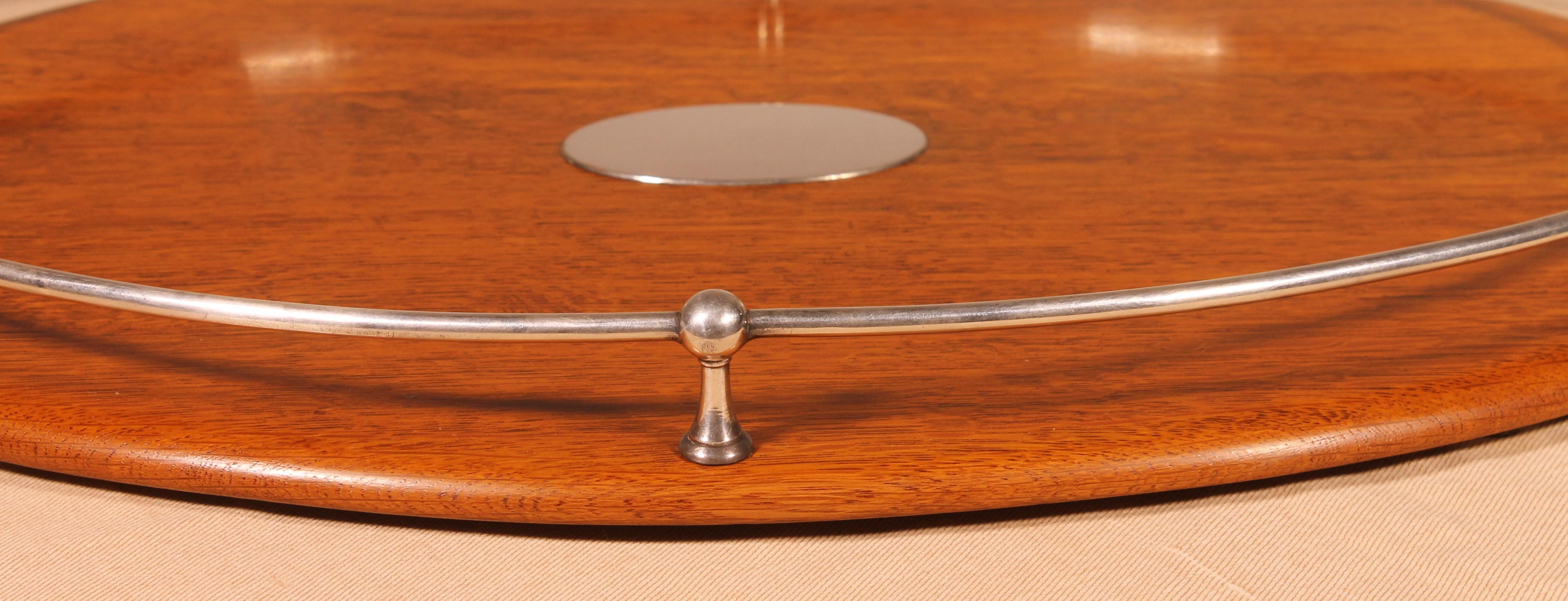 lovely tray in oak and silver plated metal from the 19th century from England
light oak witch is unusual and makes it a modern touch

Very beautiful oval model with  beautiful proportions
In superb condition and beautiful patina of the oak
