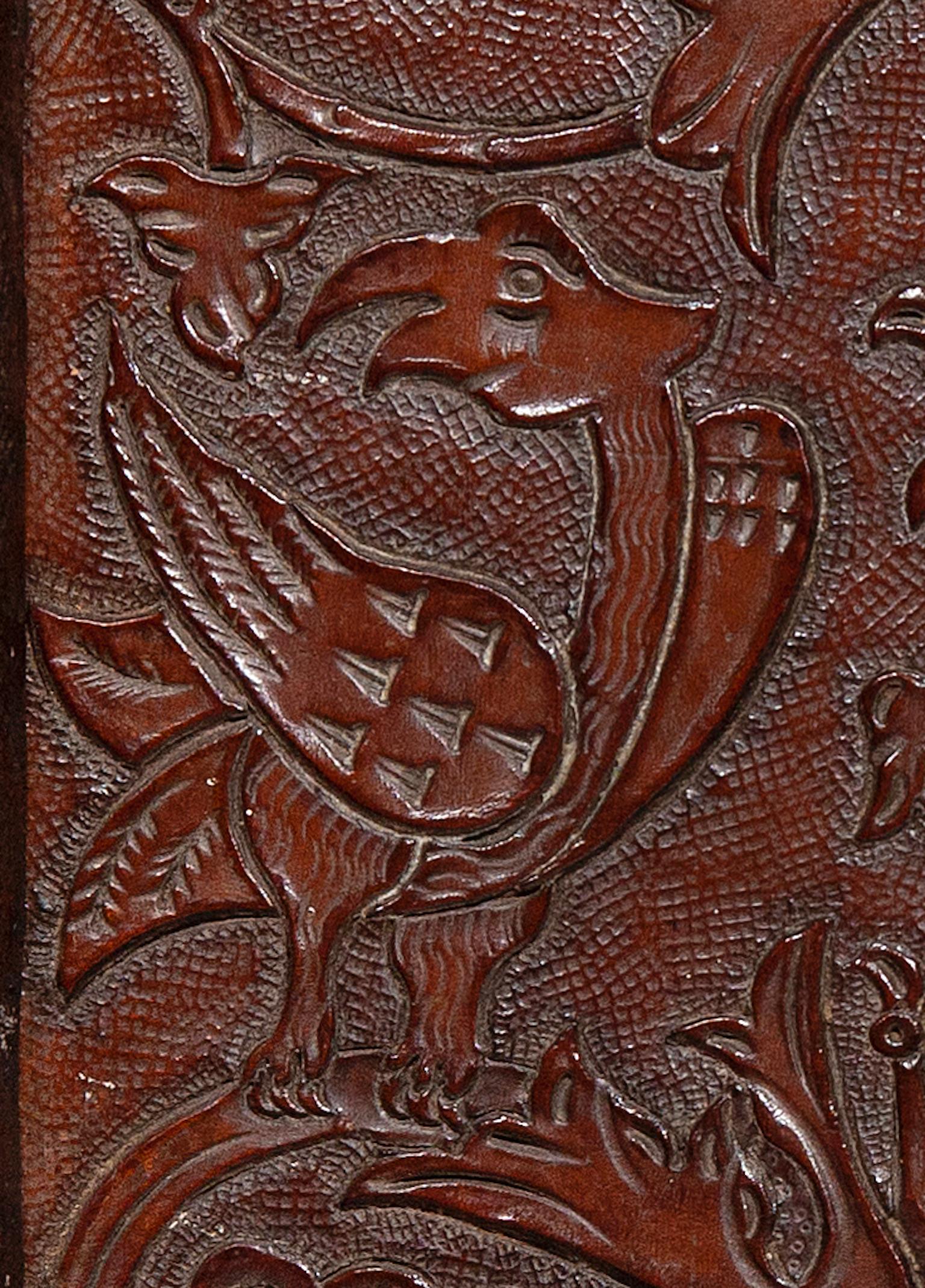 Tablett aus Leder mit geprägtem nautischem Design Galleon Tulpe Mythischer Vogel Braun Barock im Zustand „Gut“ im Angebot in BUNGAY, SUFFOLK