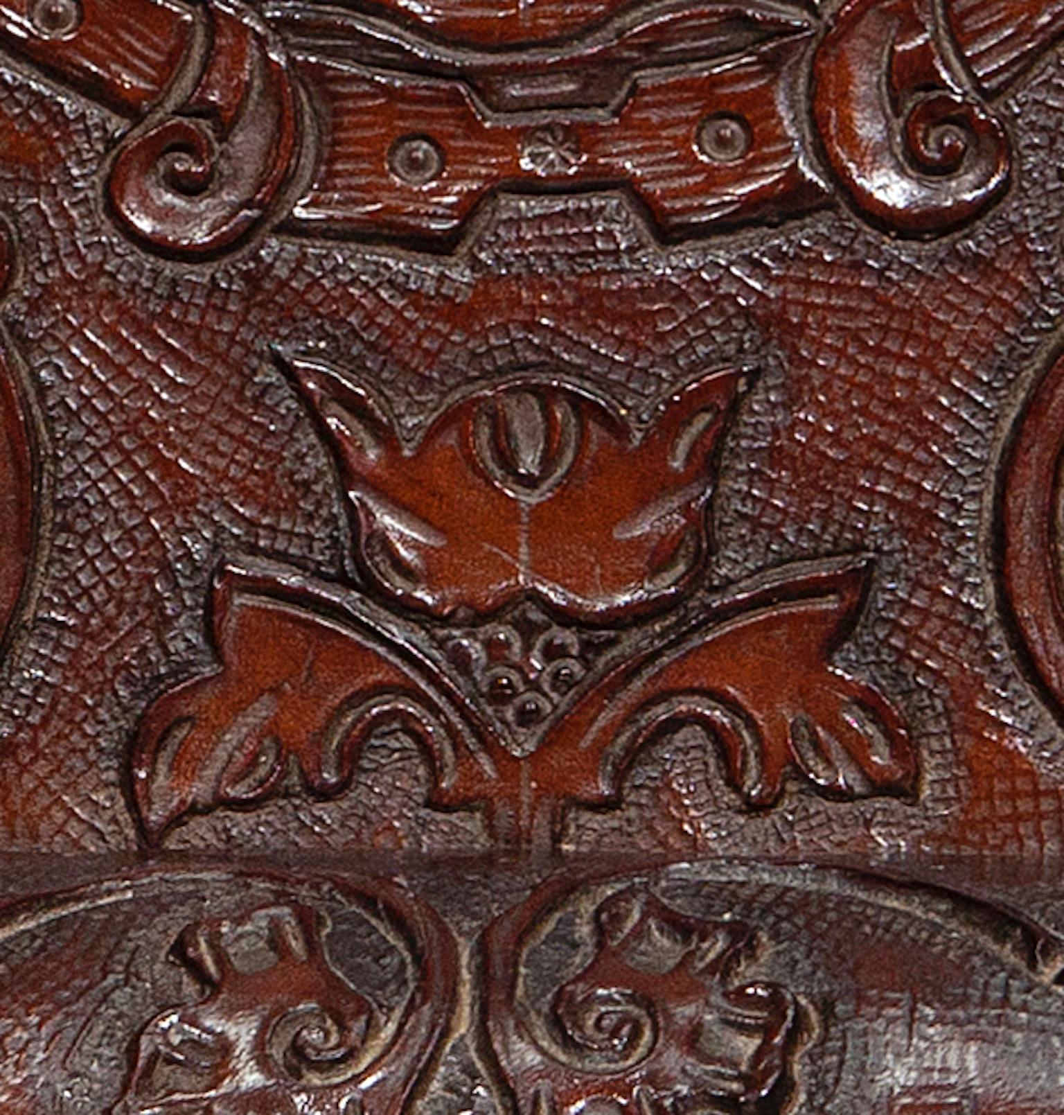 Tablett aus Leder mit geprägtem nautischem Design Galleon Tulpe Mythischer Vogel Braun Barock im Angebot 1